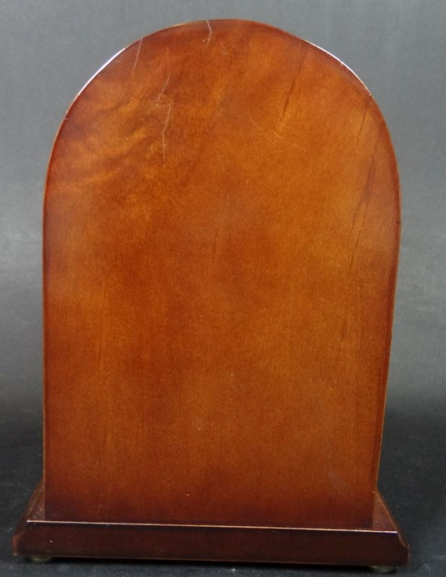 Quartz Tischuhr in Holzgehäuse, H-17 cm, B-12,5 cm, T-5,5 cm, Werk läu- - -22.61 % buyer's premium - Bild 4 aus 5