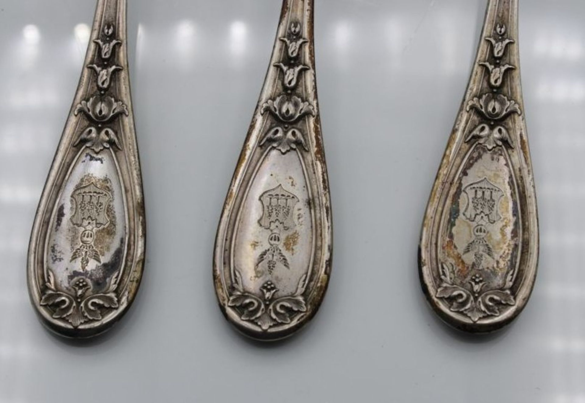 3x Esslöffel, 750er Silber, zus. 239,9gr., Wappengravur, L-21,5cm.- - -22.61 % buyer's premium on - Image 2 of 3