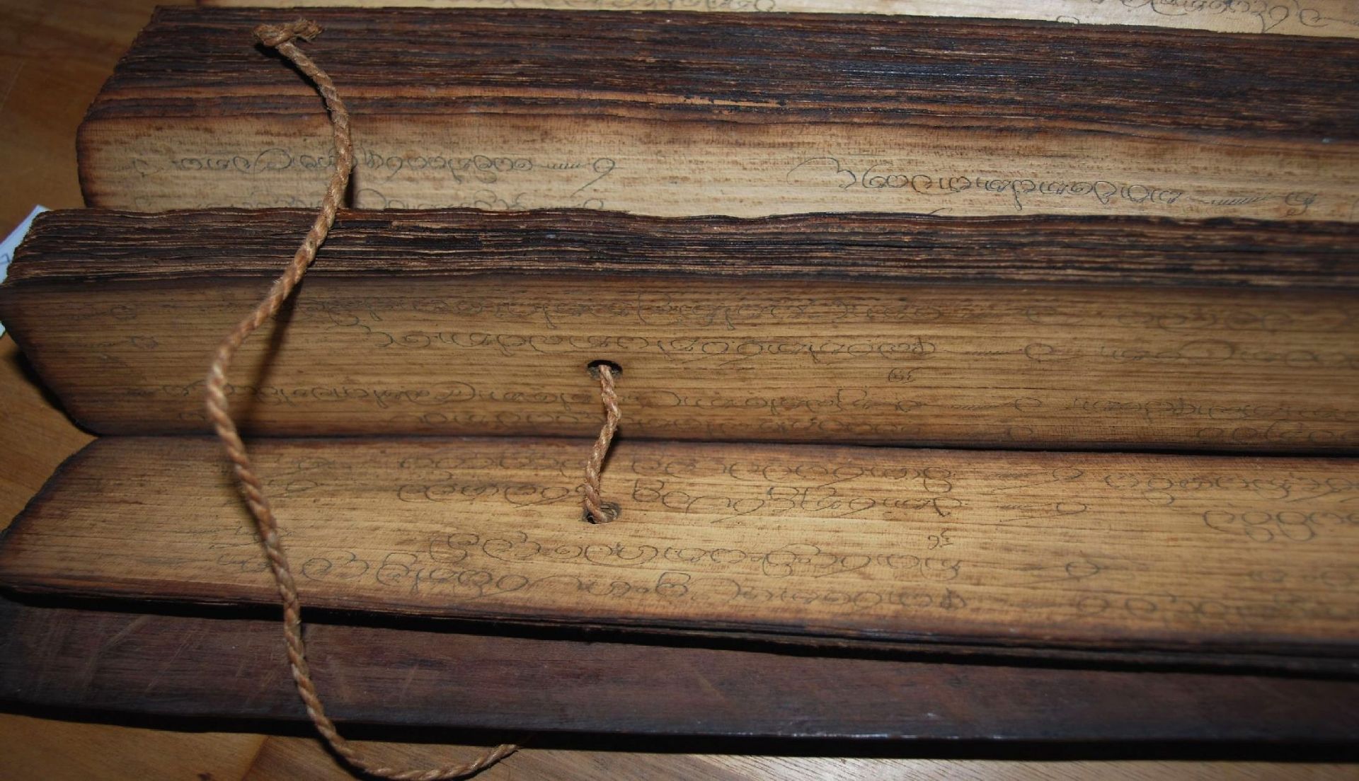 Tibetan. Gebetsbuch, Mantrasmit Bleistift geschrieben, dickes Reispapier mit Holzdeckel, älter?, - Bild 5 aus 9