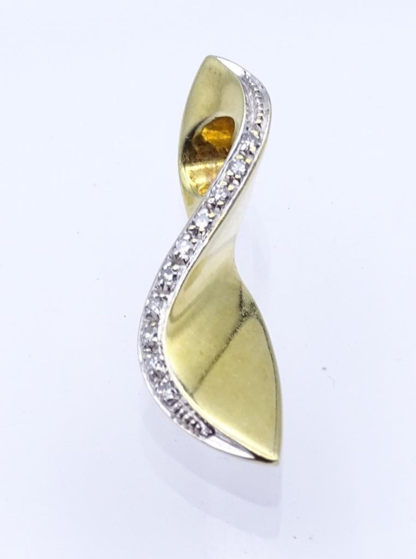 Diamant-Gold-Anhänger / Flyer, GG 585/000 mit 10 Diamanten zus.ca. 0,07ct.,L- 3,1cm, 4,5gr- - -22.61