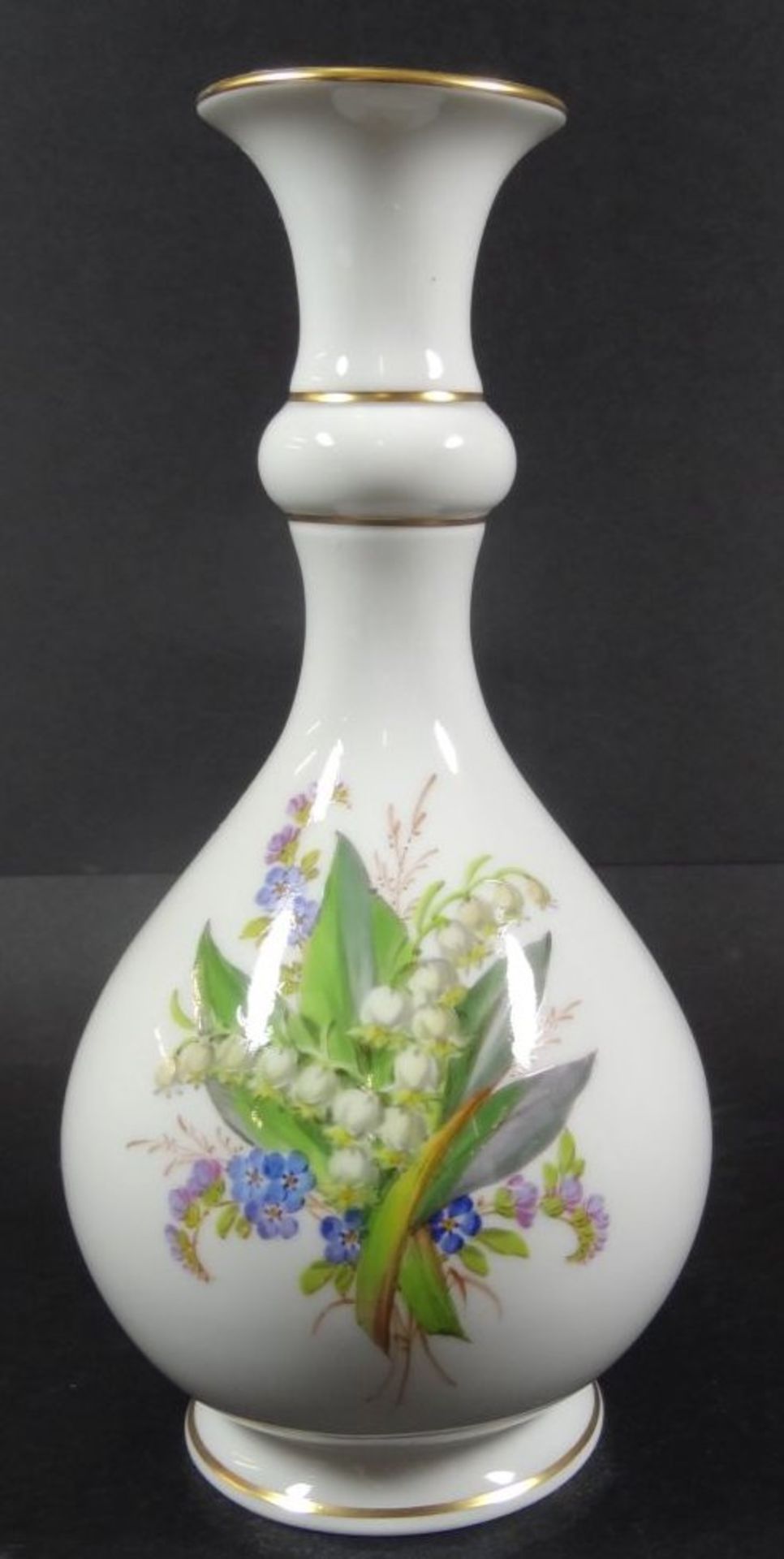 Keulenvase "Meissen" Blumen-und Schmetterlinsmalerei, 1.Wahl, H-18 cm- - -22.61 % buyer's premium on