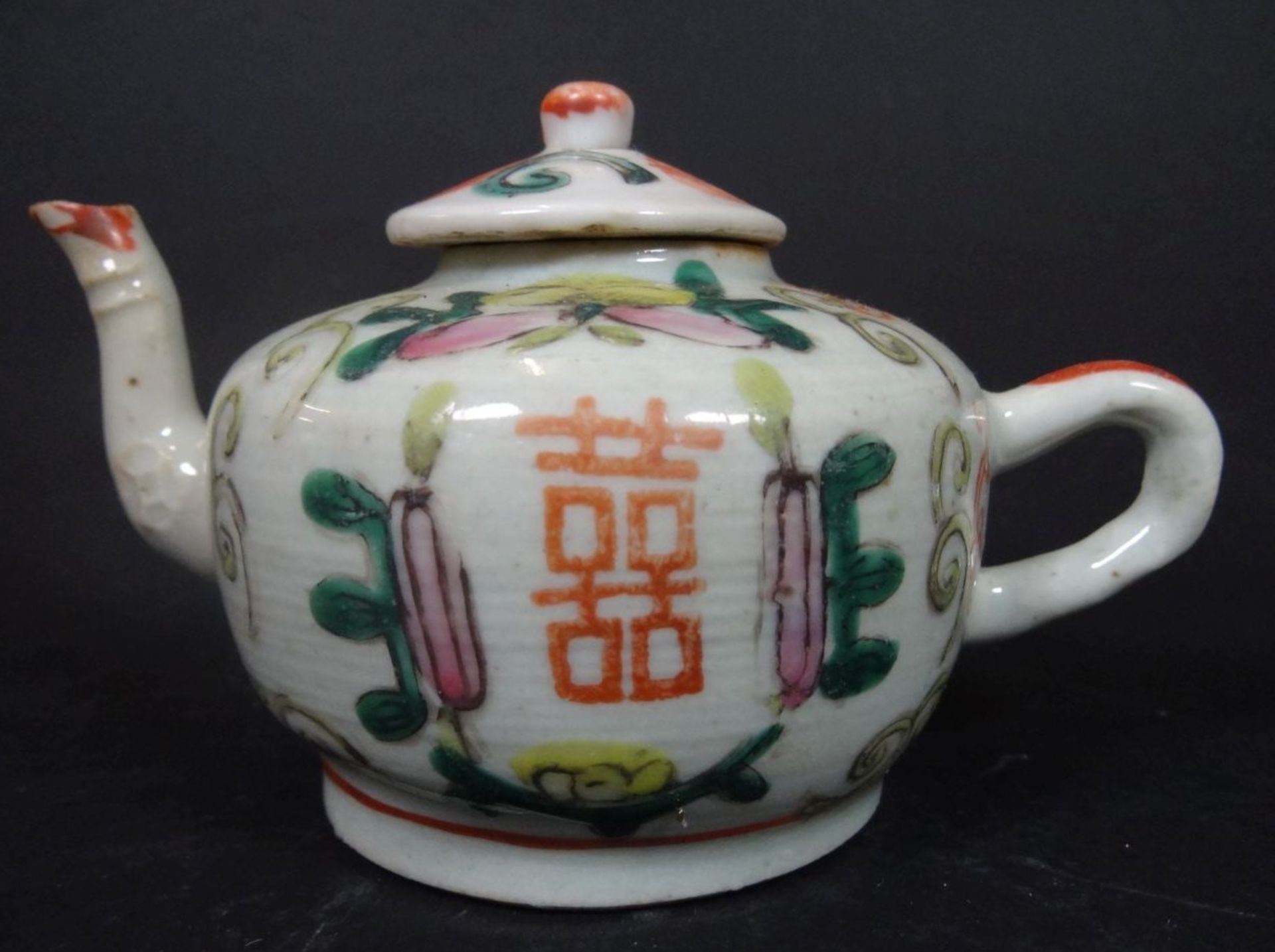 kl. ein Tasse Teekanne, China, bemalt, H-7 cm- - -22.61 % buyer's premium on the hammer priceVAT