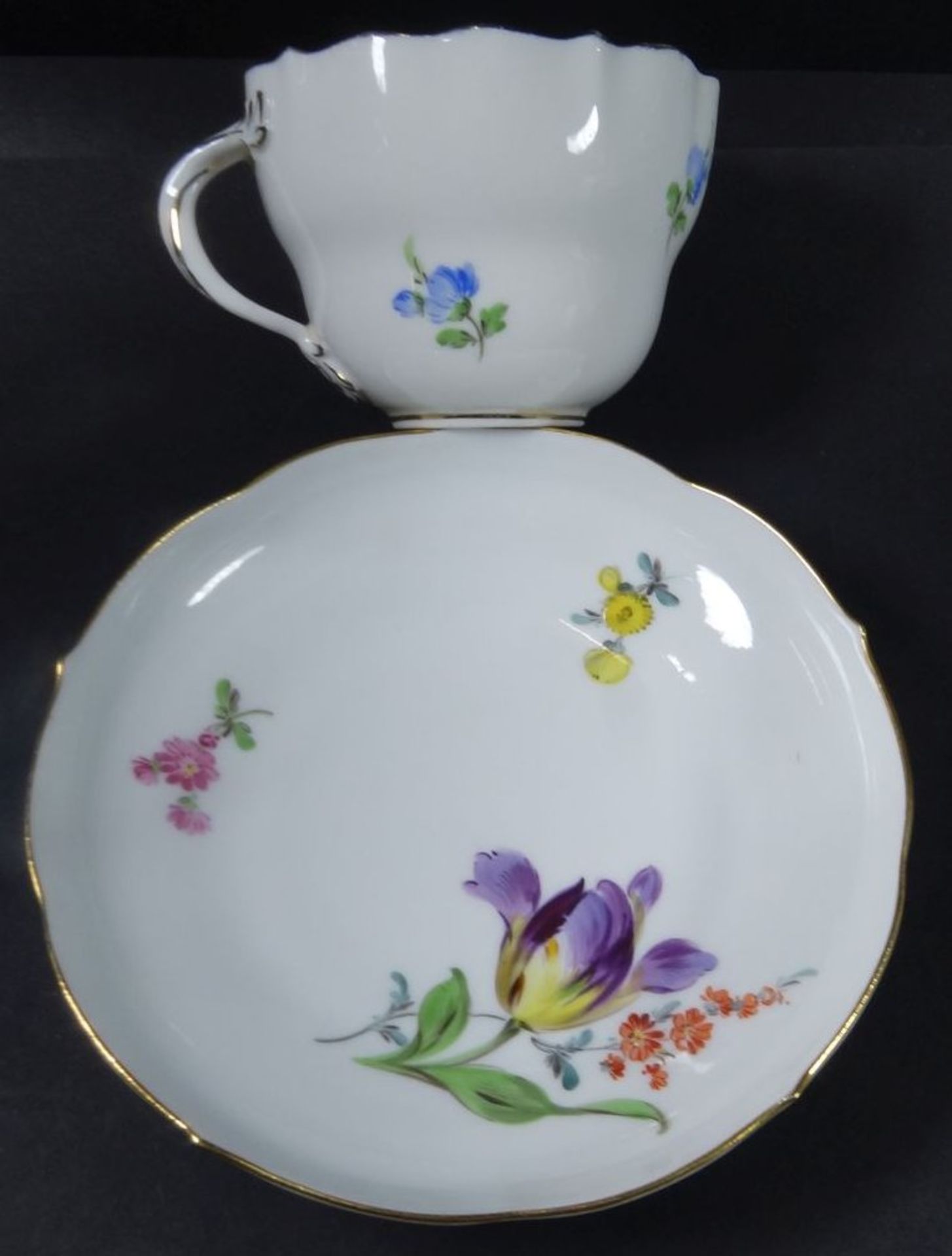 Tasse mit U.T. "Meissen" Blumenmalerei, Schwerter bei Tasse durchschliffen, U.T. 1.Wahl- - -22. - Bild 5 aus 6