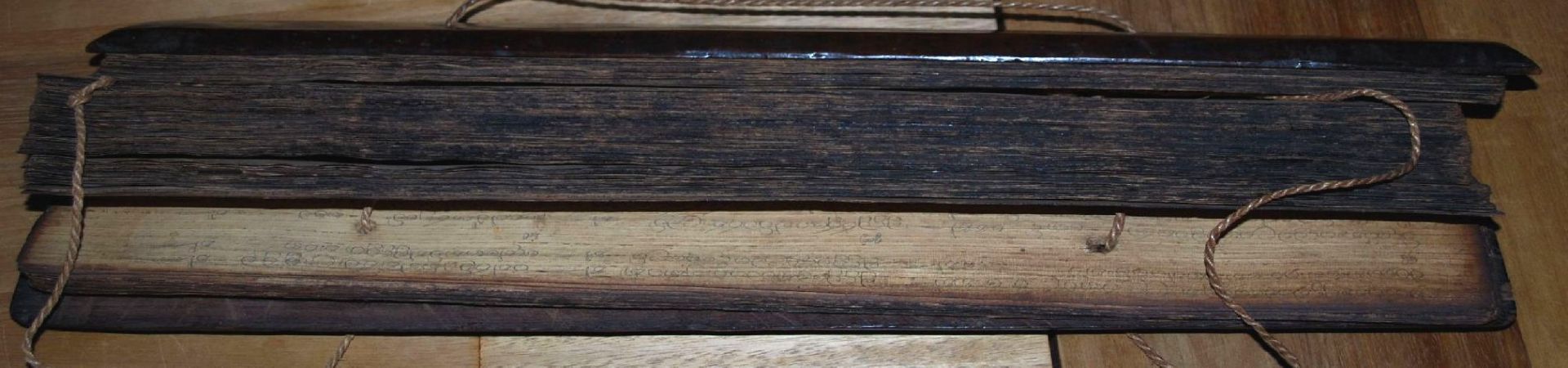 Tibetan. Gebetsbuch, Mantrasmit Bleistift geschrieben, dickes Reispapier mit Holzdeckel, älter?, - Bild 7 aus 9