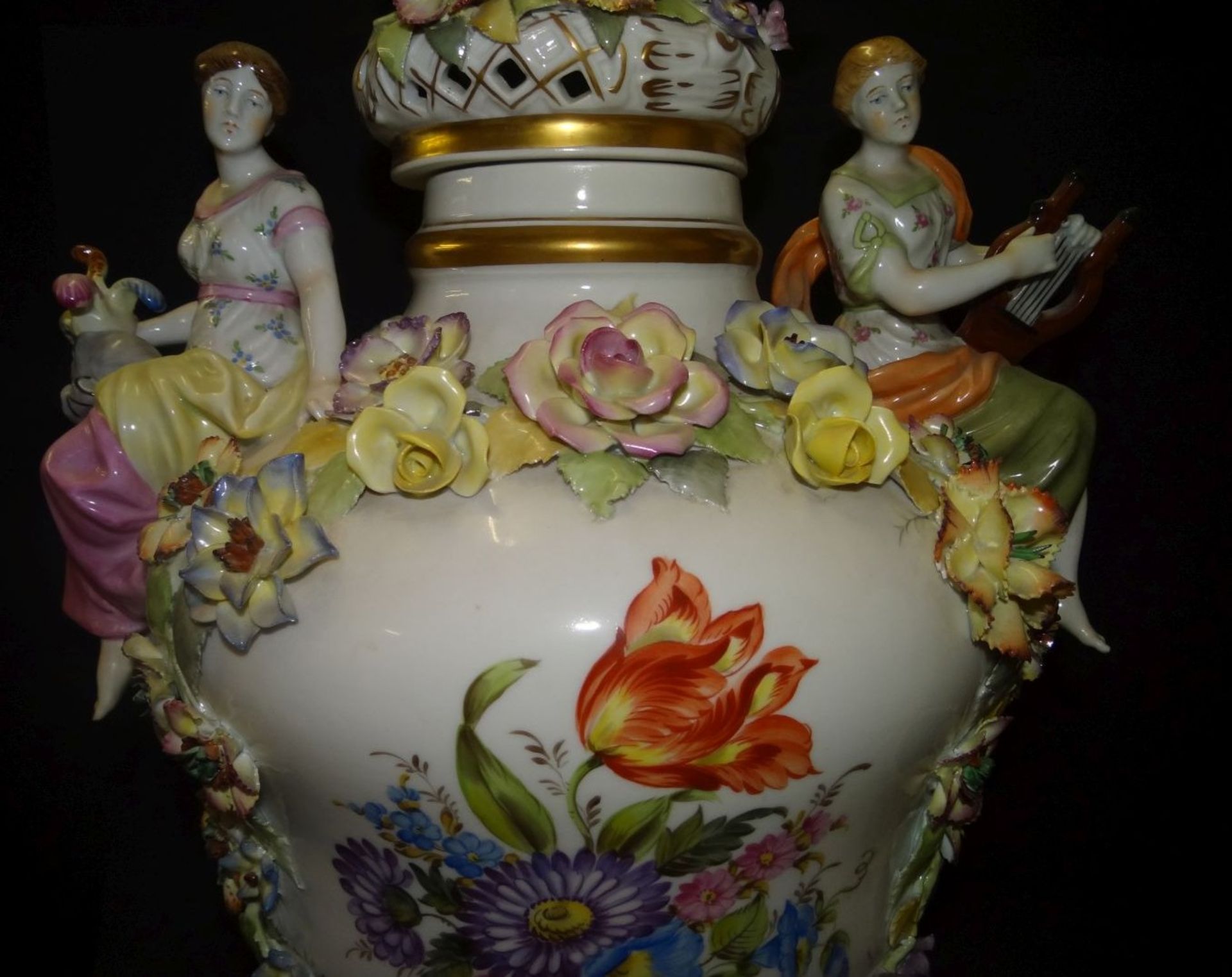 grosse viel-figürliche Deckelvase "PMP", 3 tg., mit Blütenbesatz, bei einer Knabenfigur sind - Bild 6 aus 10