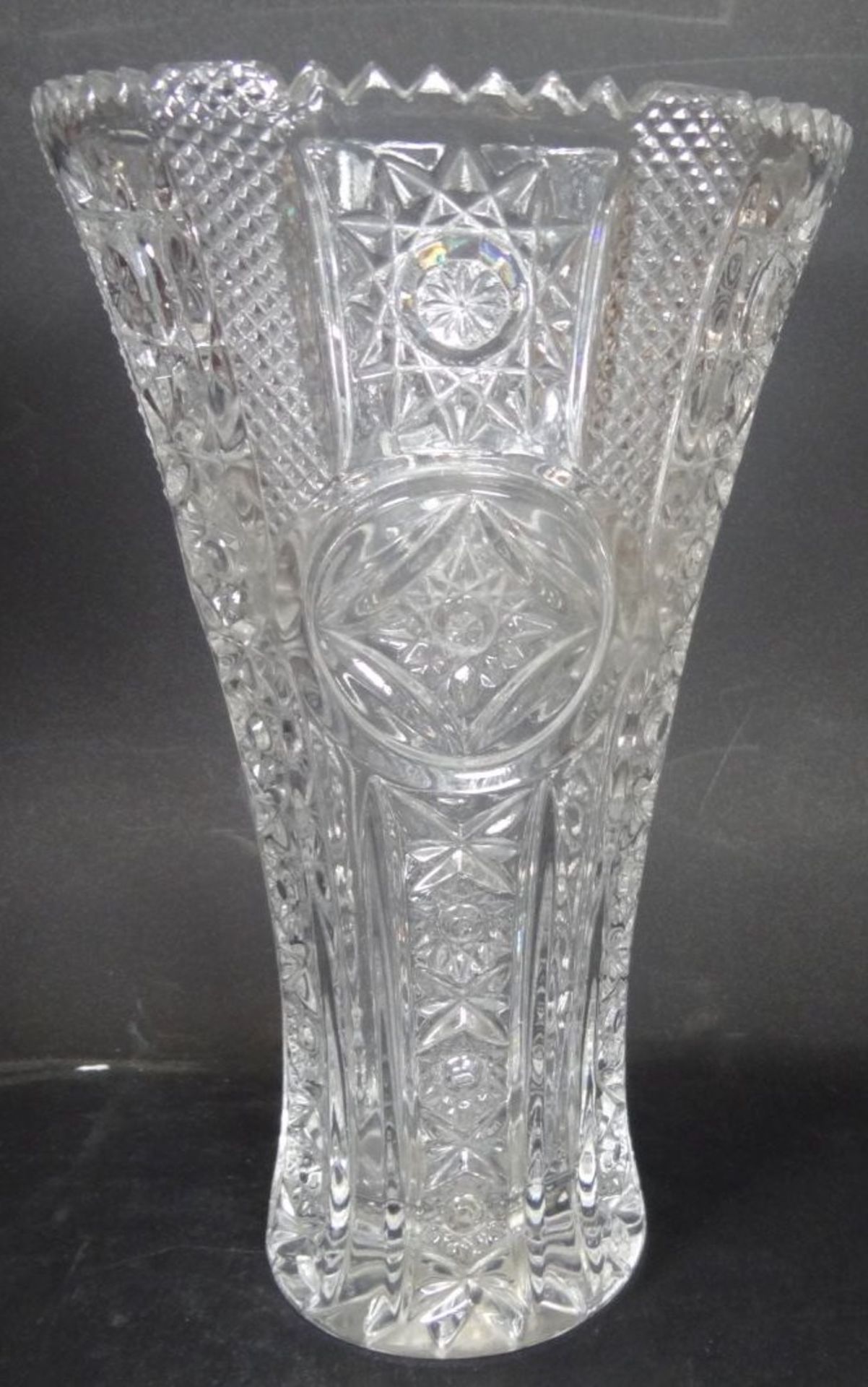gr. Kristall-Vase mit Zackenrand, H-26 cm, D-16 cm- - -22.61 % buyer's premium on the hammer - Bild 2 aus 4