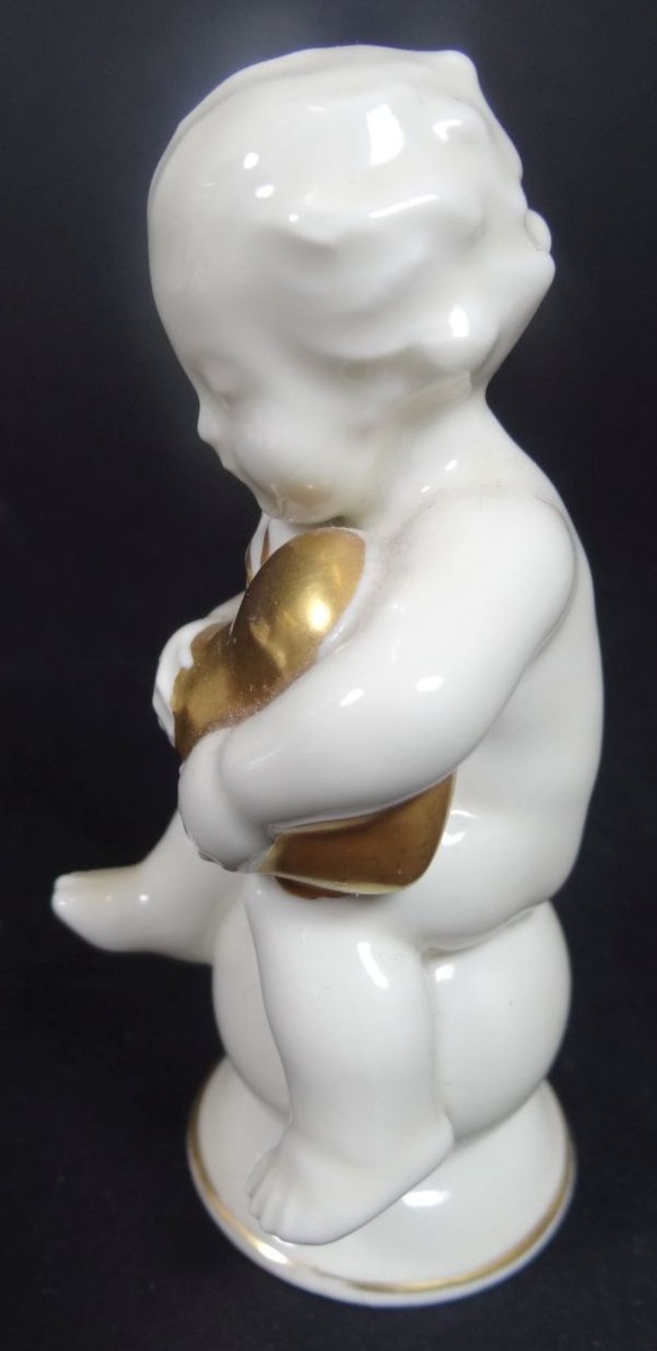 kl. Putto auf Kugel mit goldenem Herz, H-8 cm- - -22.61 % buyer's premium on the hammer priceVAT - Bild 3 aus 4