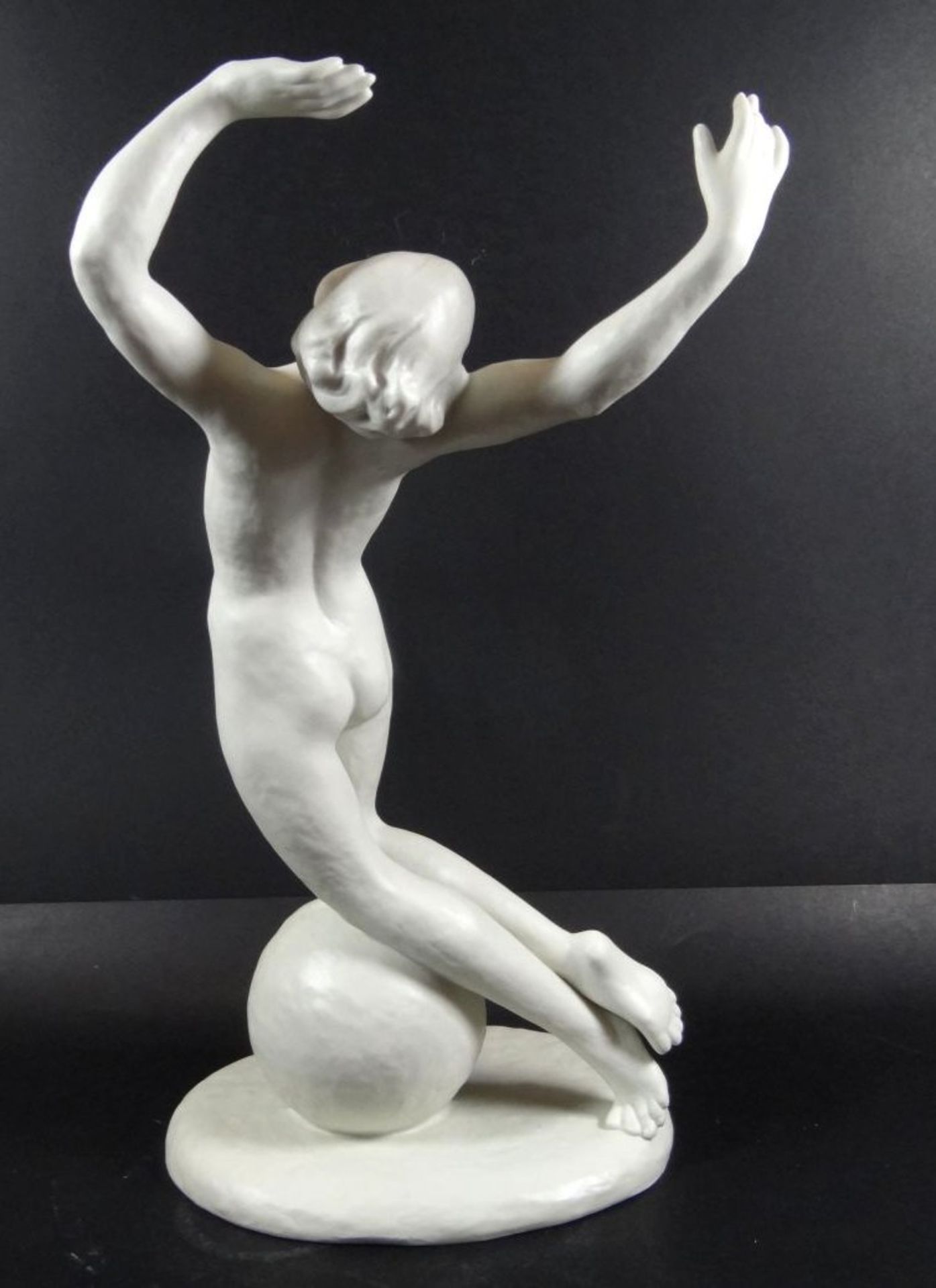 grosse Figur, Akt mit Ball, um 1930, weiss "Schaubach Kunst", H-33 cm, Finger einer Hand geklebt,- - - Bild 4 aus 7