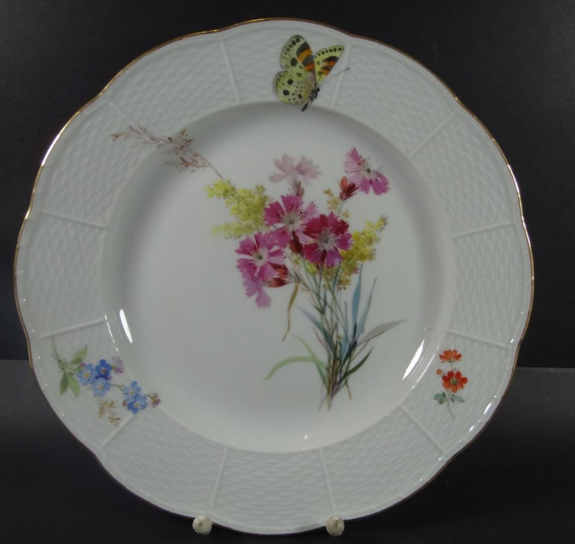 2 Teller "Meissen" Blumen-und Schmetterling, Ozier, Goldrand, D-26 cm, beide 1.Wahl- - -22.61 % - Bild 2 aus 4