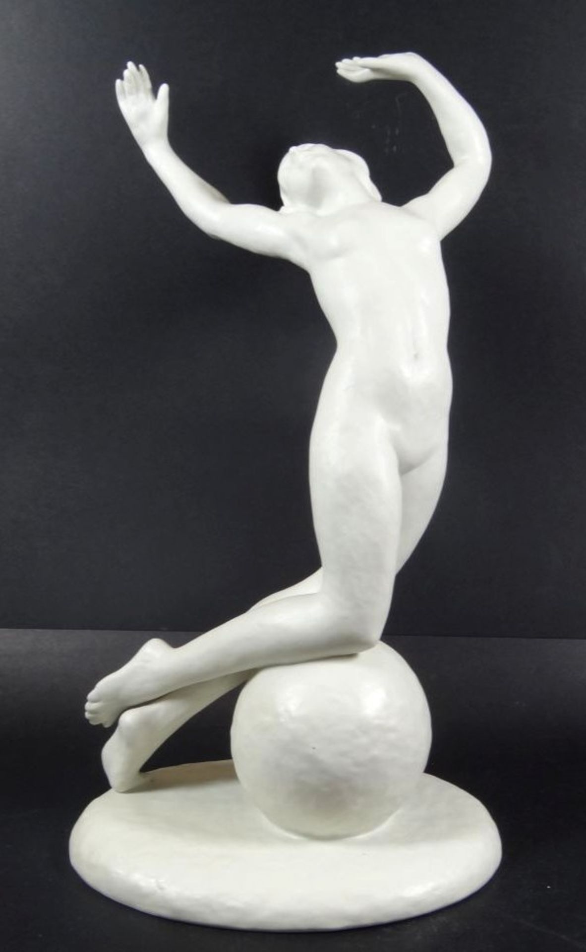 grosse Figur, Akt mit Ball, um 1930, weiss "Schaubach Kunst", H-33 cm, Finger einer Hand geklebt,- -