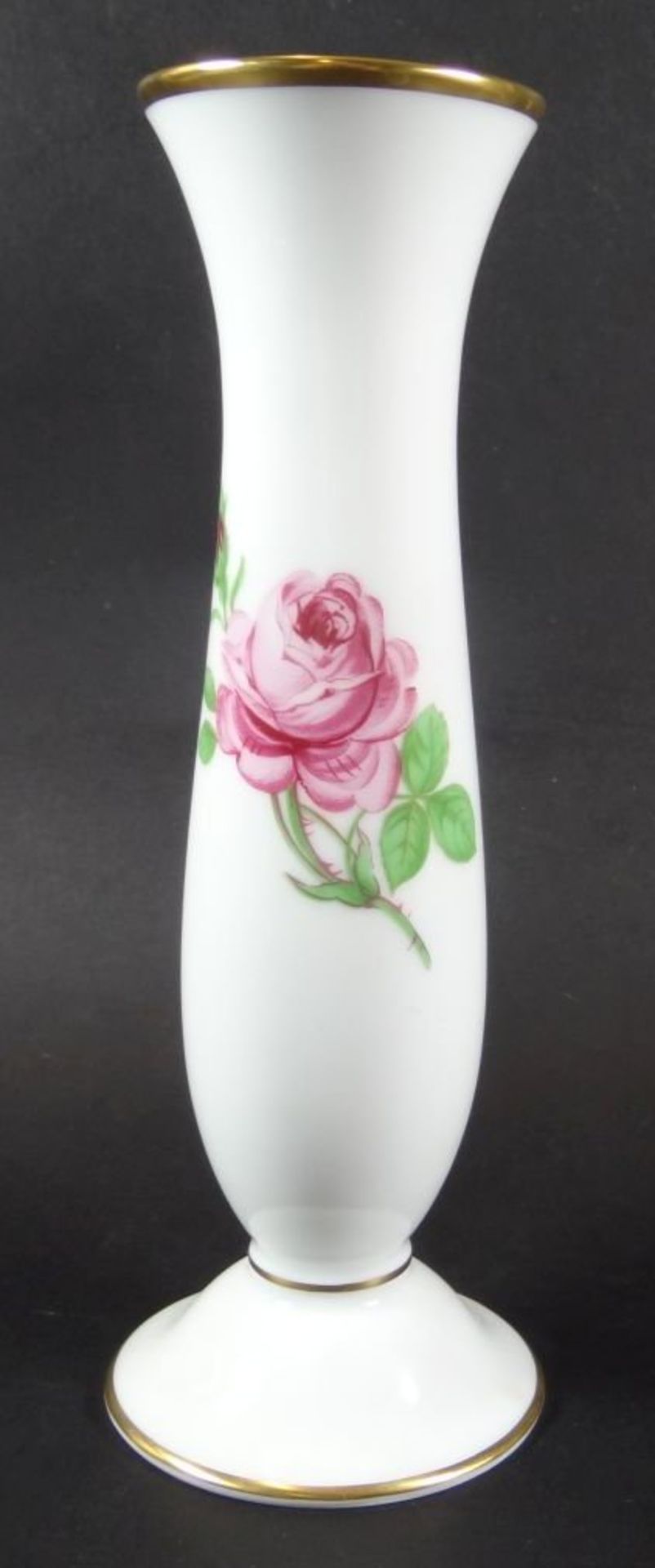 Vase auf Stand "Fürstenberg" rote Rose, H-20 c- - -22.61 % buyer's premium on the hammer priceVAT