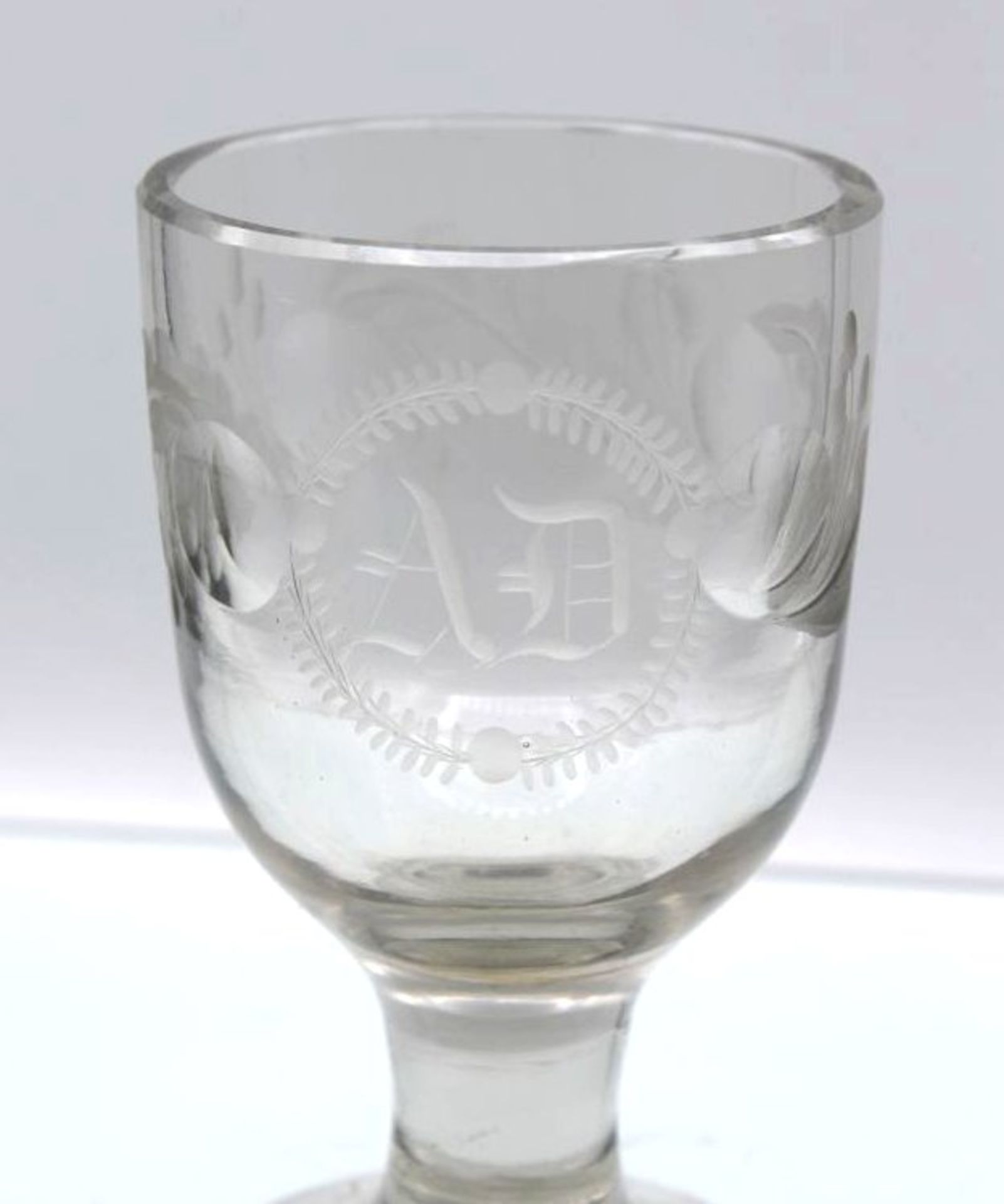 Pokalglas um 1900, farbloses Glas mit floralem Schliff und Ziermonogramm "AD", H-12cm.- - -22.61 % - Bild 2 aus 2