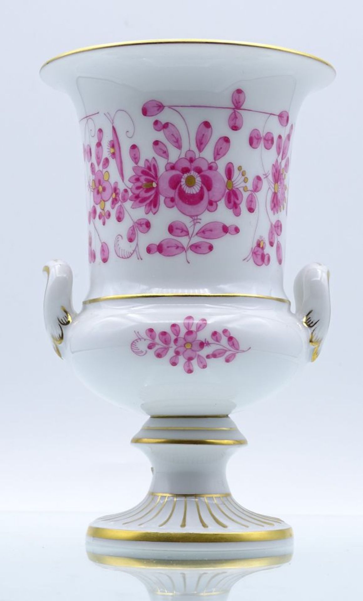 Henkelvase auf Stand "Meissen" ind. Purpur, H-13 cm, D-8 cm. 1.Wahl- - -22.61 % buyer's premium on - Bild 3 aus 5