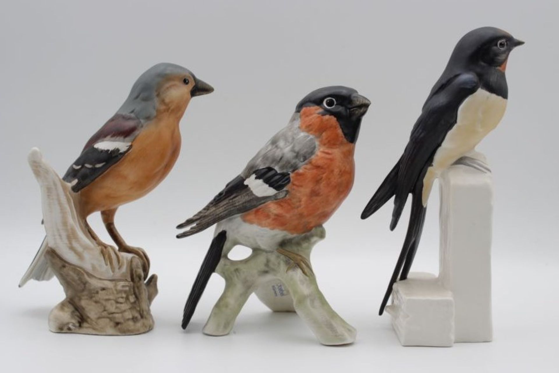 3x div. Vogelfiguren, Goebel, Rauchschwalbe, Dompfaff und Buchfink, ca. H-14cm.- - -22.61 % buyer' - Bild 2 aus 4