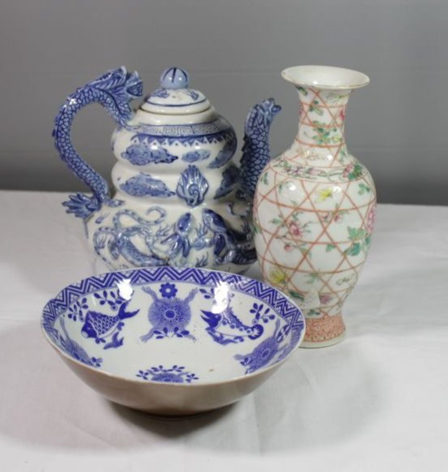 kl. Porzellankonvolut, China/Japan, Teekanne, Schale und Vase diese bestossen, ca. H-20cm.- - -22.61