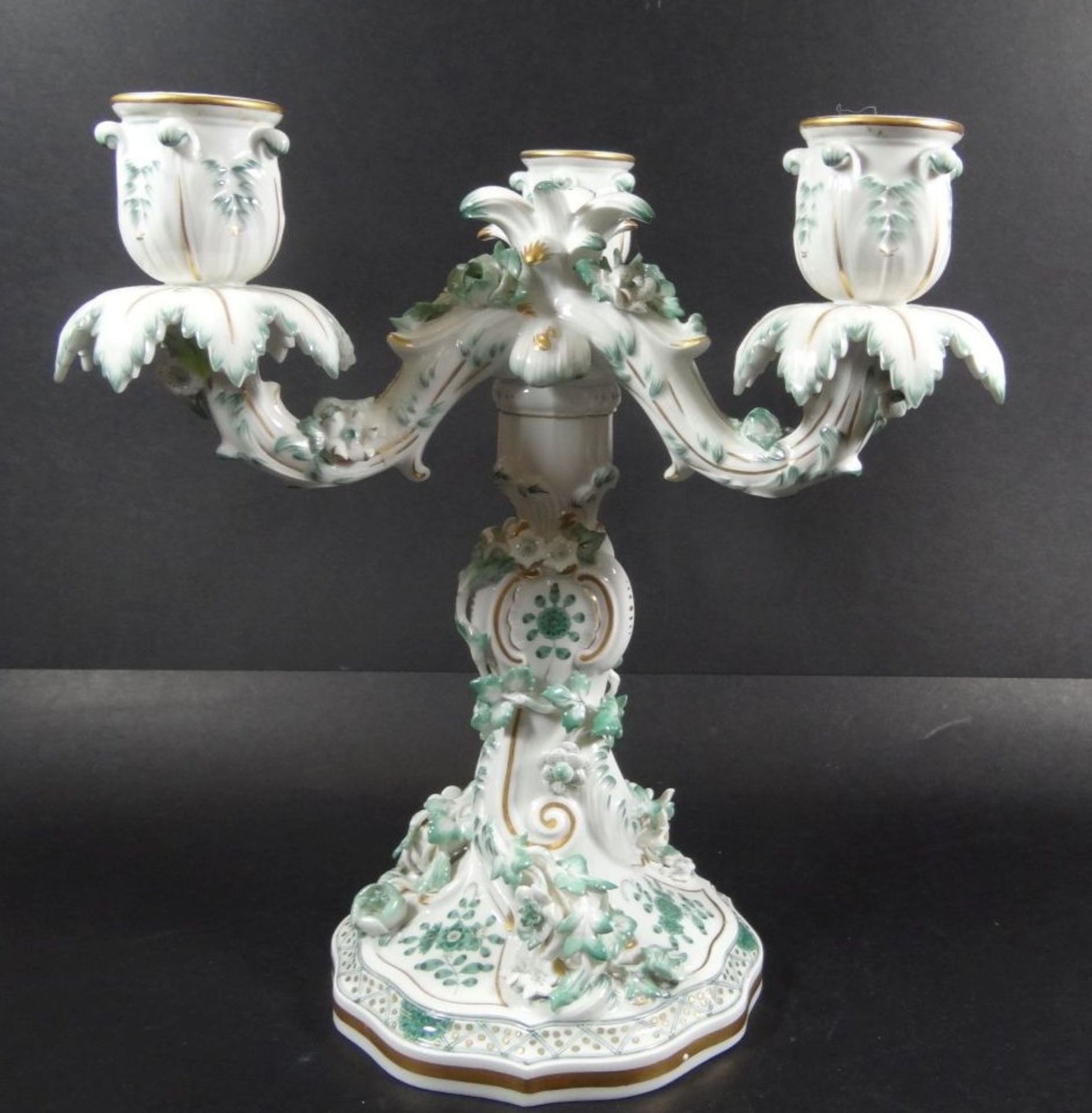 grosser Kerzenständer "Meissen" indisch grün mit Gold, 3 flammig, 1.Wahl, H-23,5 cm, D-20 cm, eine