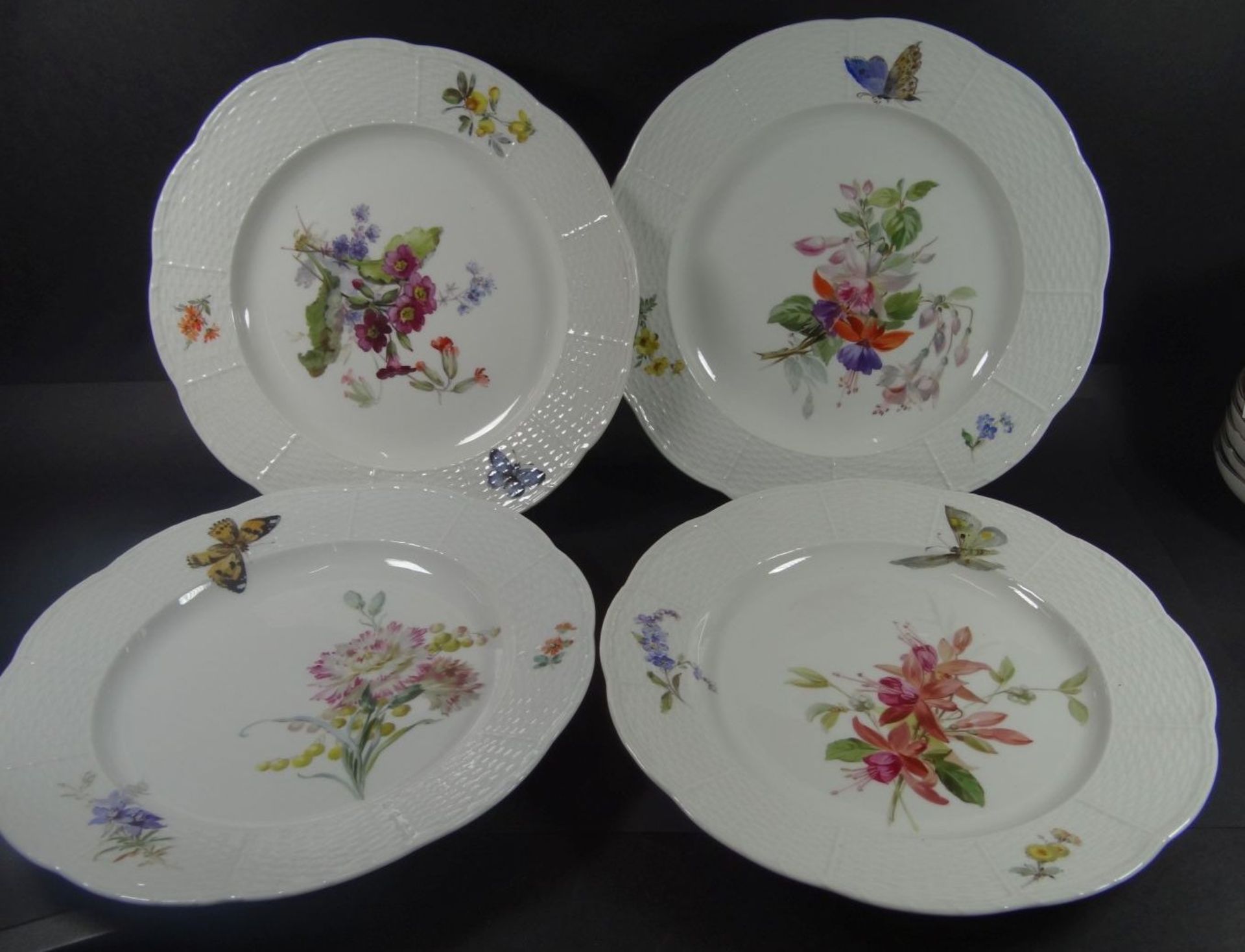 4 Teller "Meissen" Blumen-und Schmetterling, Ozier, 1x kl. Chip an Rand, D-25 cm, alle 1.Wahl- - - - Bild 2 aus 4