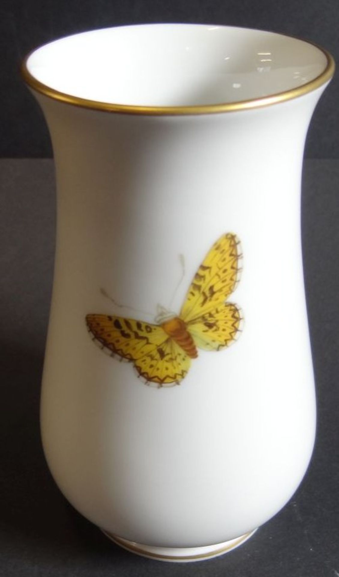 Vase "Meissen" Blumendekor und Schmetterling, H-11 cm, 1.Wahl- - -22.61 % buyer's premium on the - Bild 2 aus 4