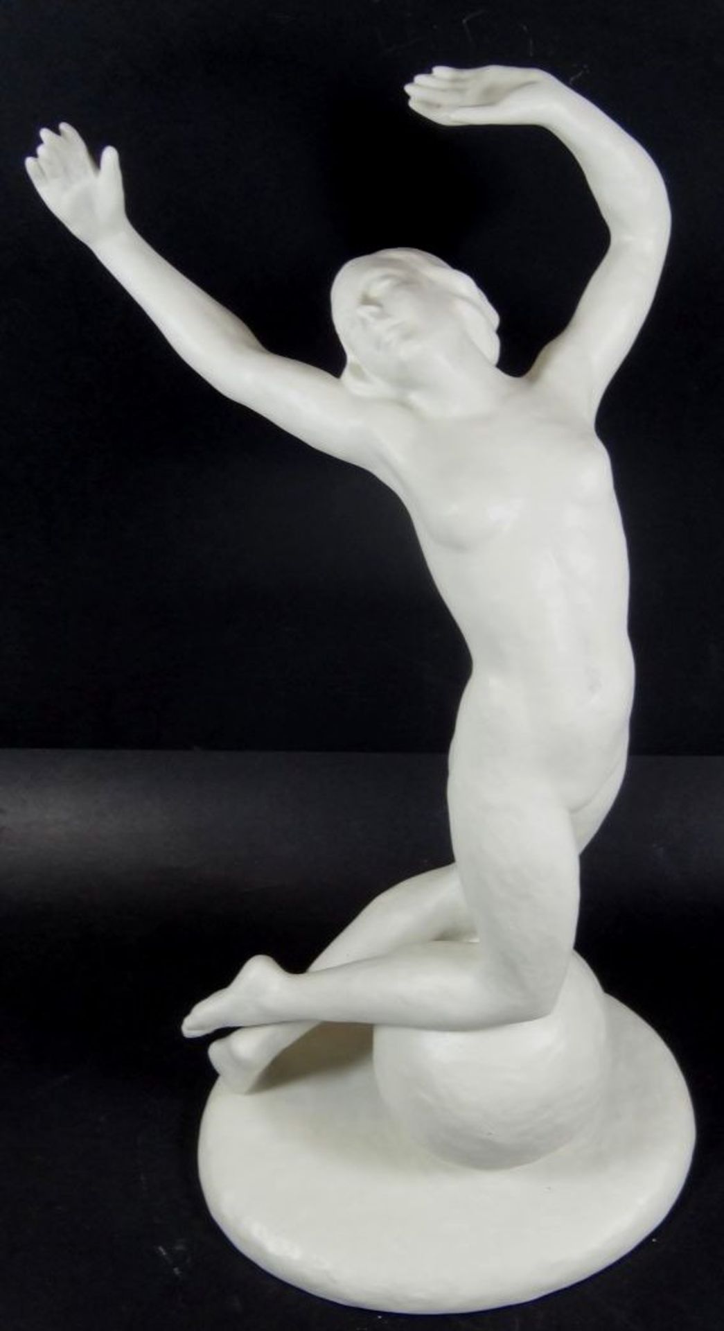 grosse Figur, Akt mit Ball, um 1930, weiss "Schaubach Kunst", H-33 cm, Finger einer Hand geklebt,- - - Bild 3 aus 7