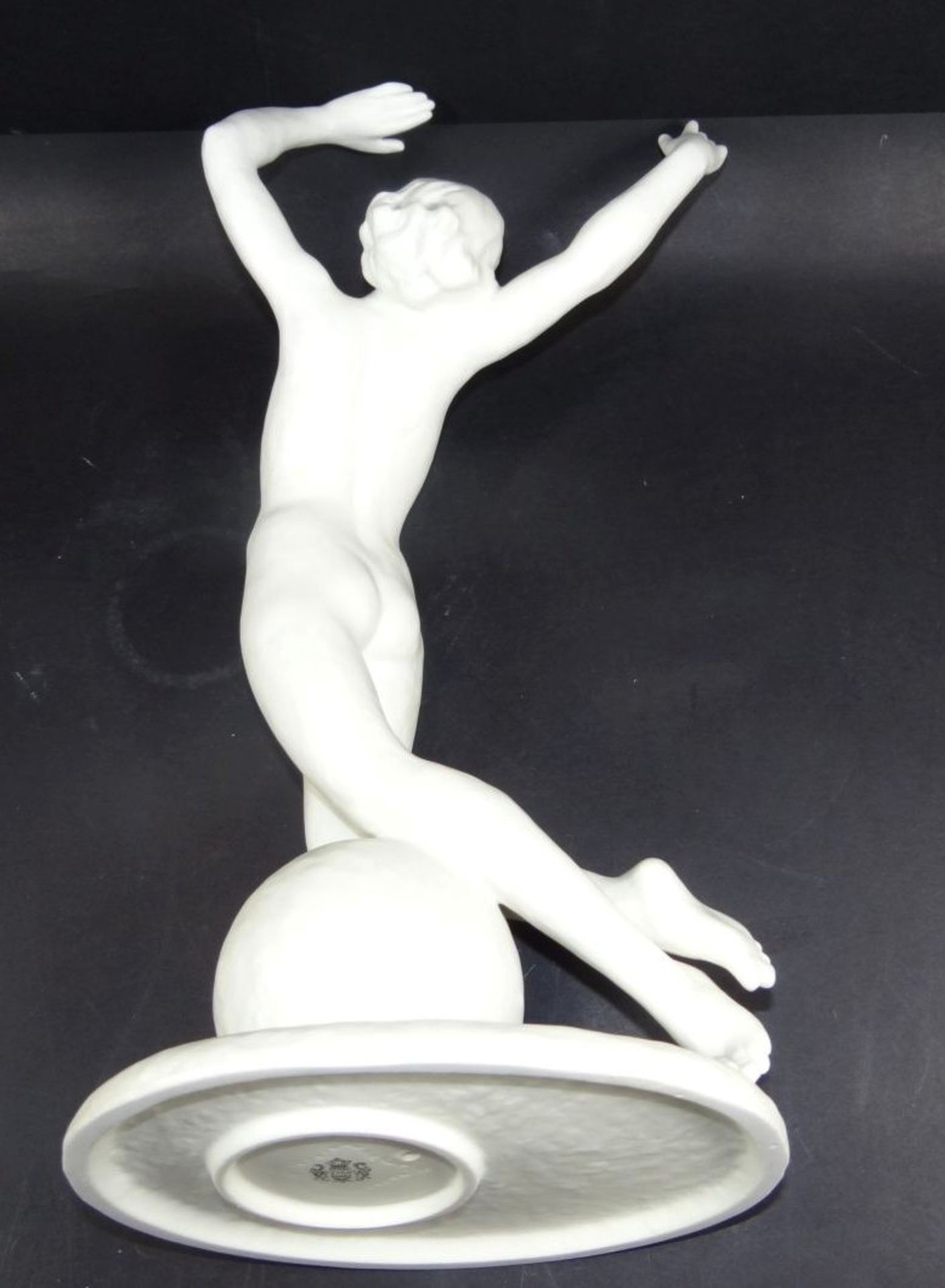 grosse Figur, Akt mit Ball, um 1930, weiss "Schaubach Kunst", H-33 cm, Finger einer Hand geklebt,- - - Bild 6 aus 7