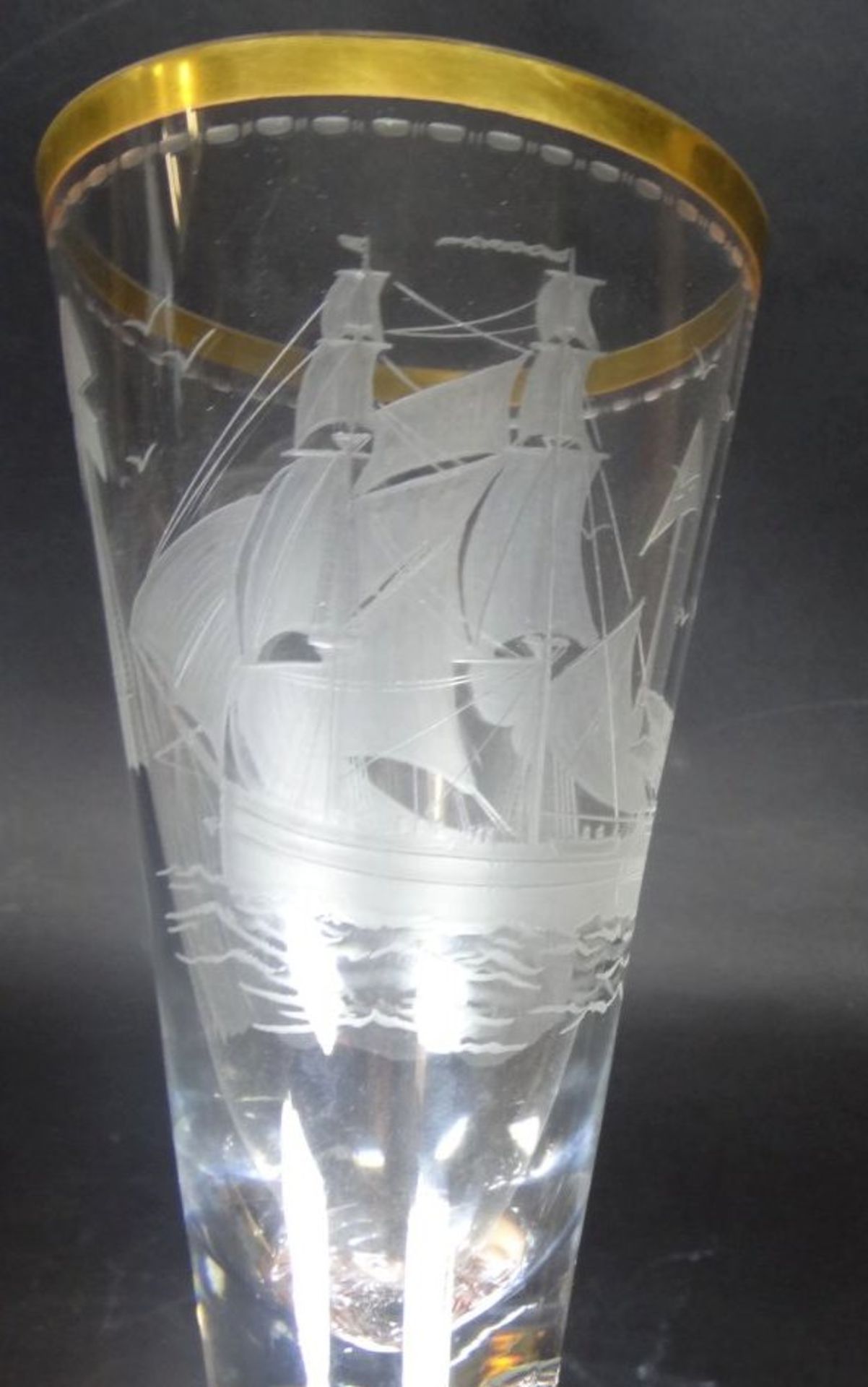 hohes Pokalglas, beschliffen mit Walfänger, Seemann, Harpunen, Goldrand, H-28 cm, ält- - -22.61 % - Bild 3 aus 7