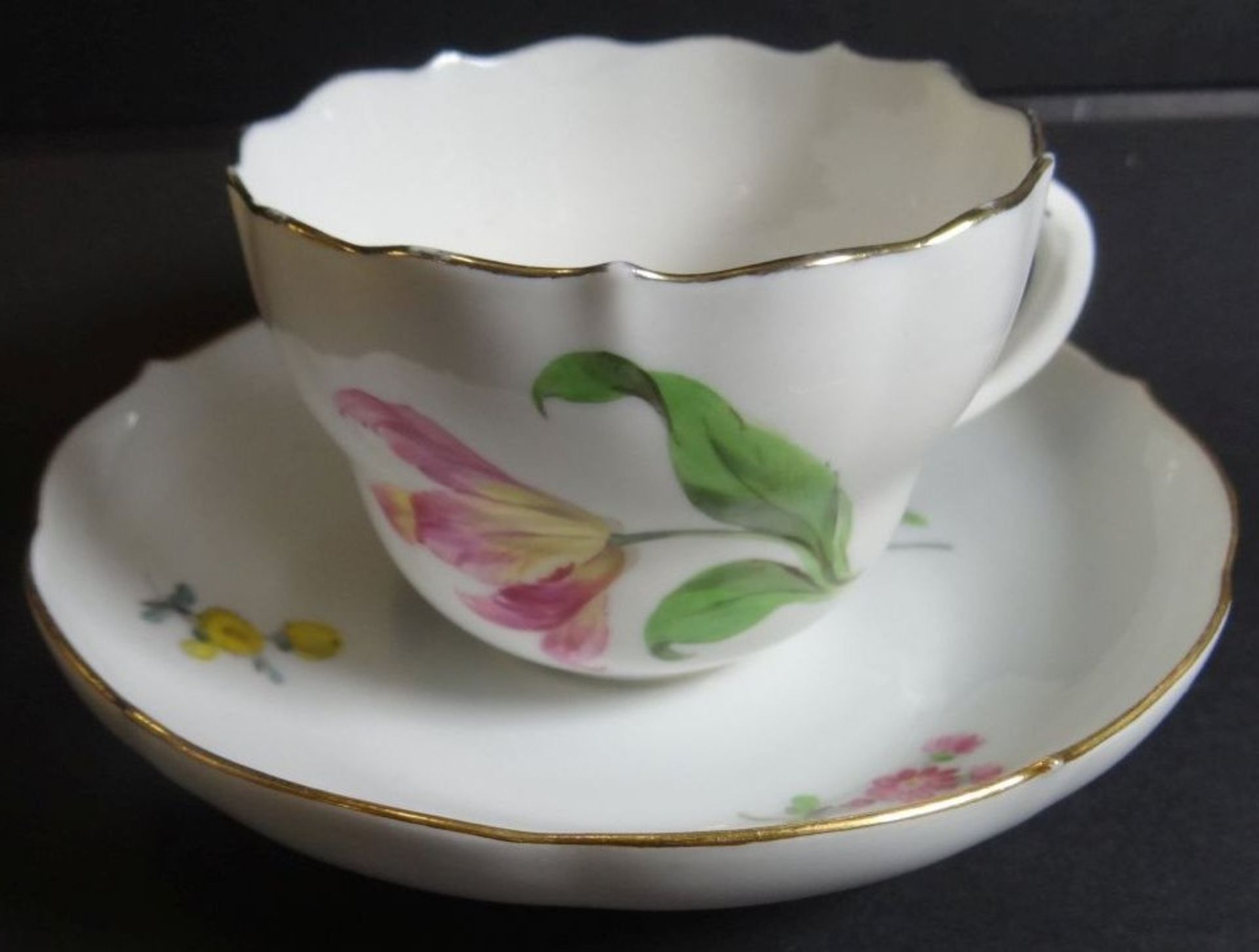 Tasse mit U.T. "Meissen" Blumenmalerei, Schwerter bei Tasse durchschliffen, U.T. 1.Wahl- - -22.