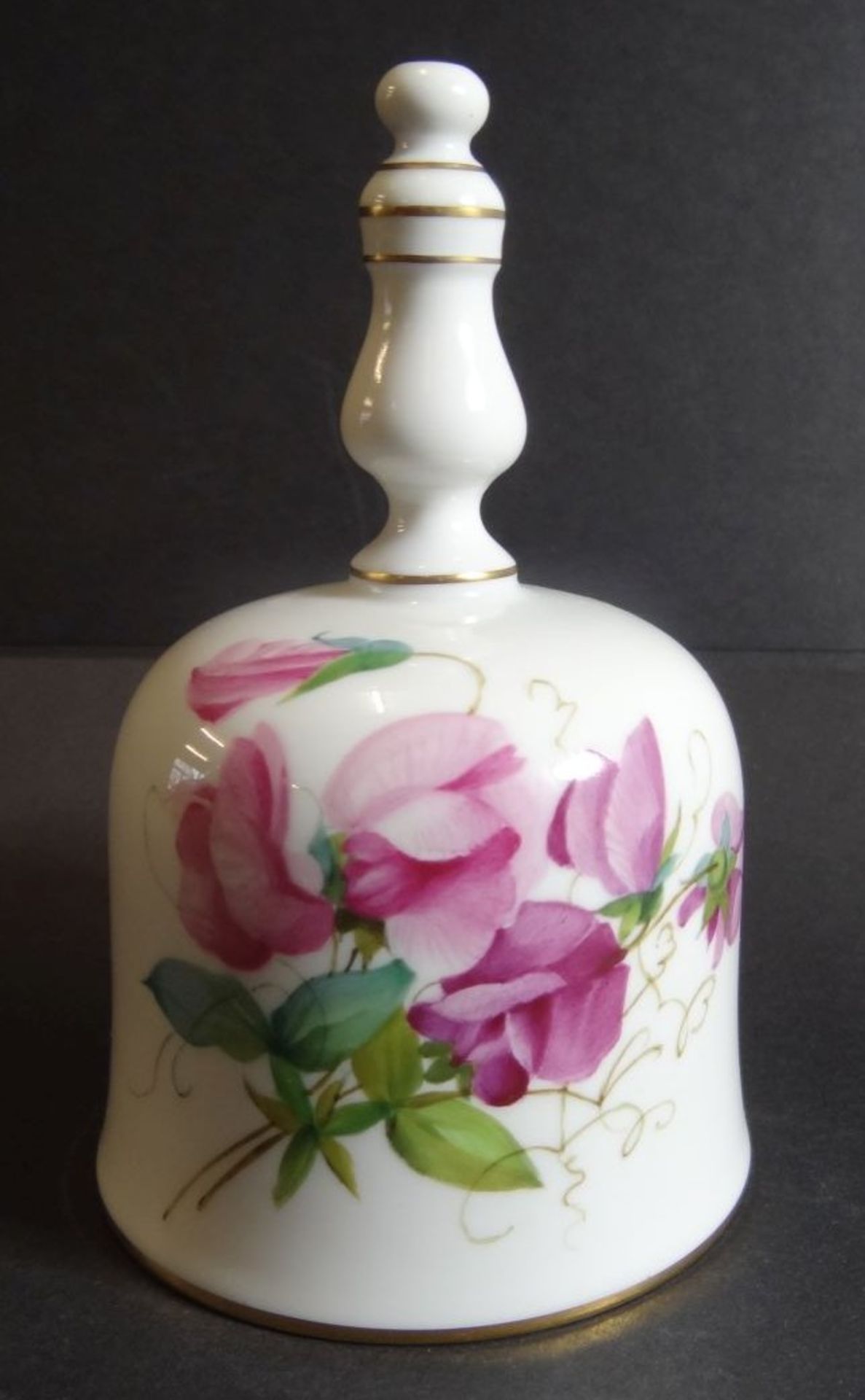 Tischglocke "Meissen" Rosen und Schmetterling, 1.Wahl, H-11 cm- - -22.61 % buyer's premium on the