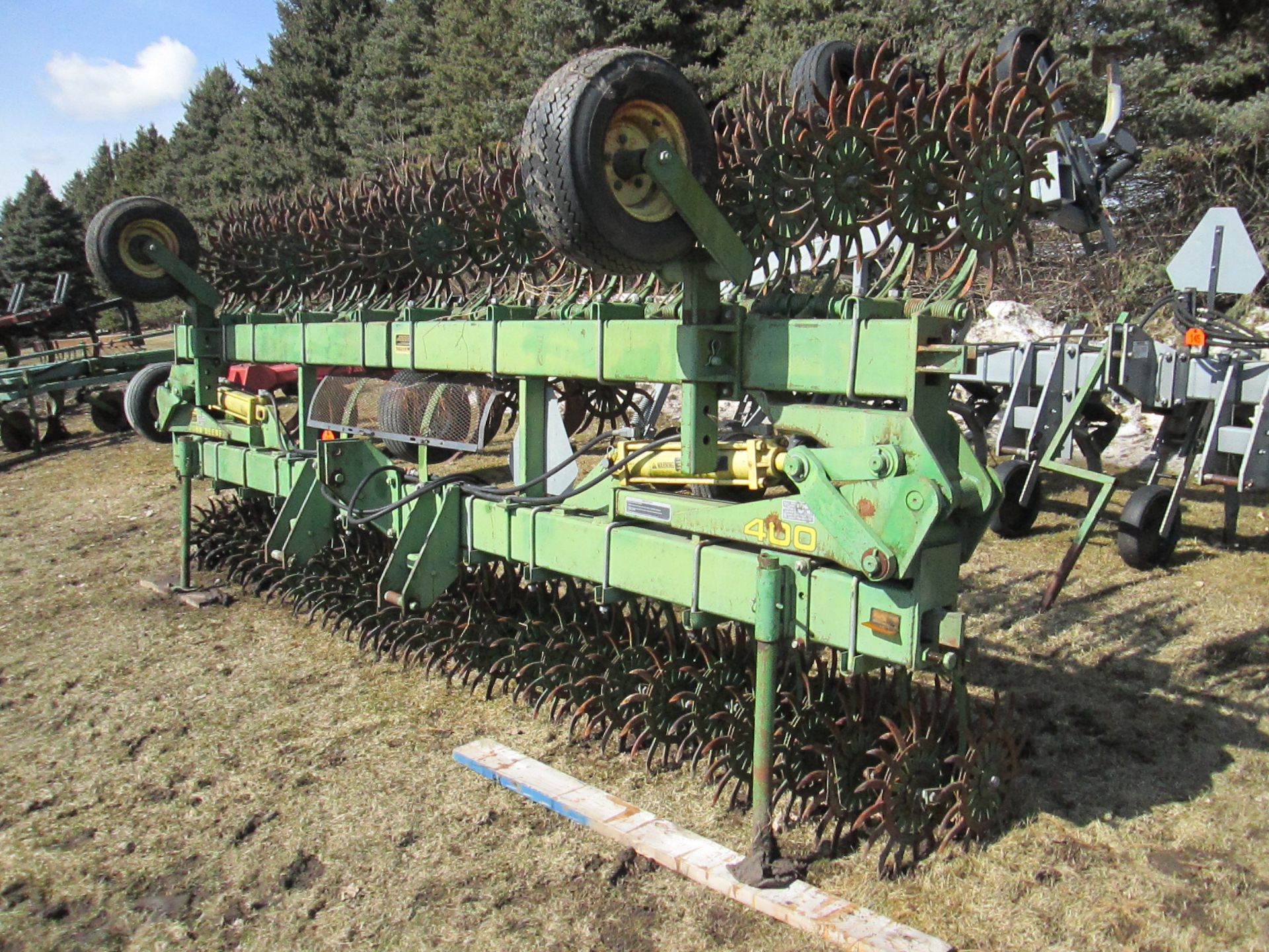 JD 400 30’ FOLDING ROTARY HOE