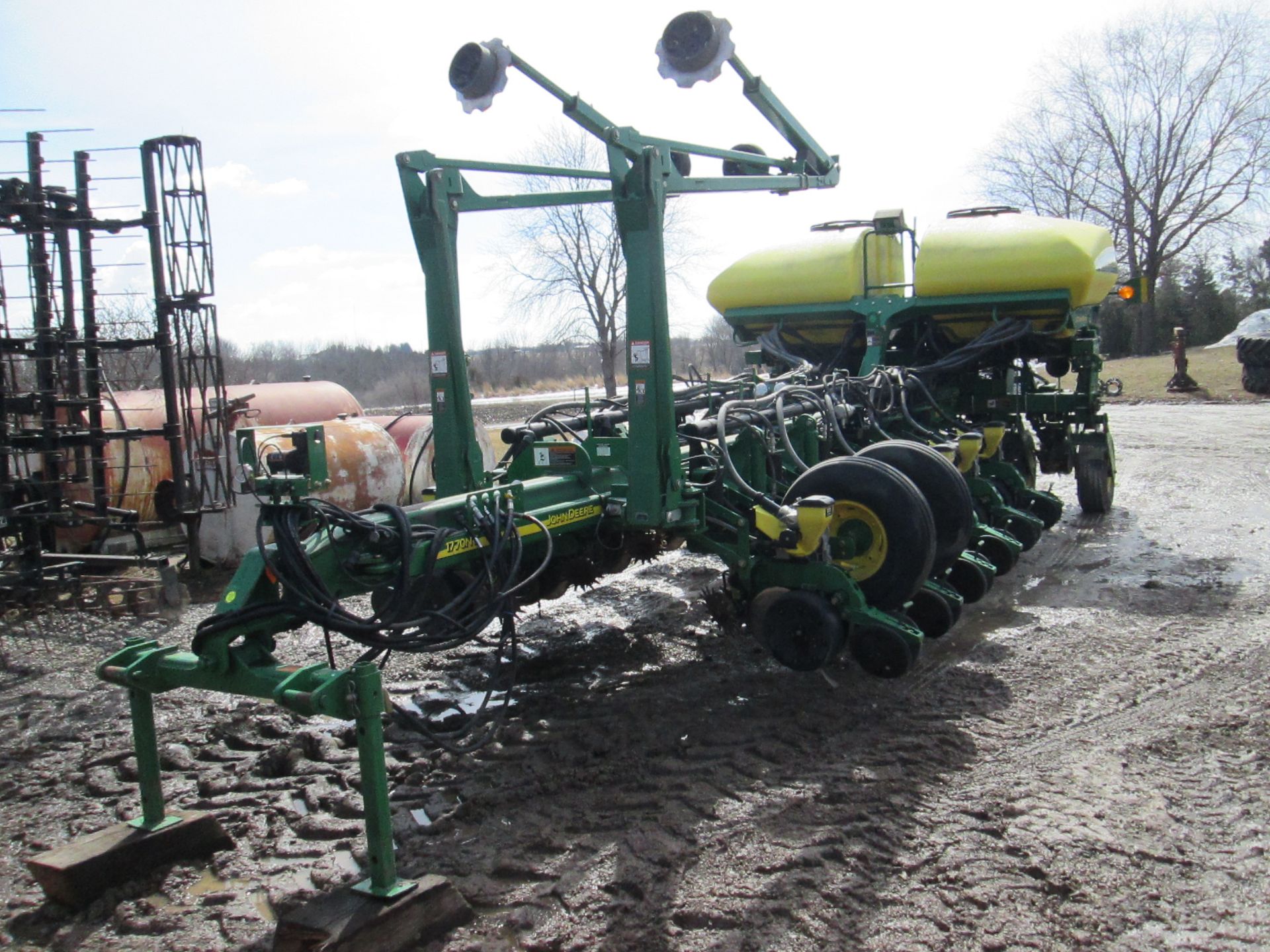 ’06 JD 1770 NT 16R30 PLANTER, CCS,HYDR DRIVE, TRASH WHIPPERS, AG LEADER SHUT OFFS, E-SETS