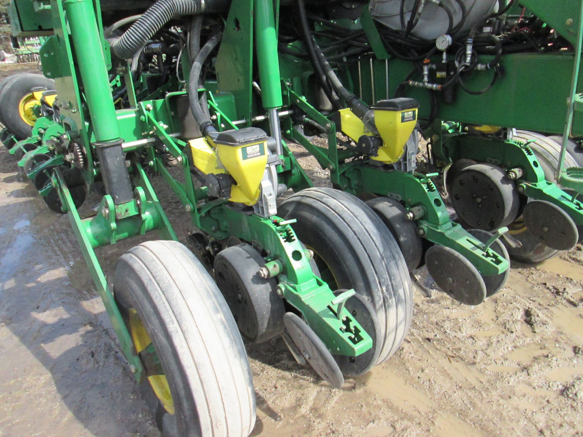 ’06 JD 1770 NT 16R30 PLANTER, CCS,HYDR DRIVE, TRASH WHIPPERS, AG LEADER SHUT OFFS, E-SETS - Image 12 of 16