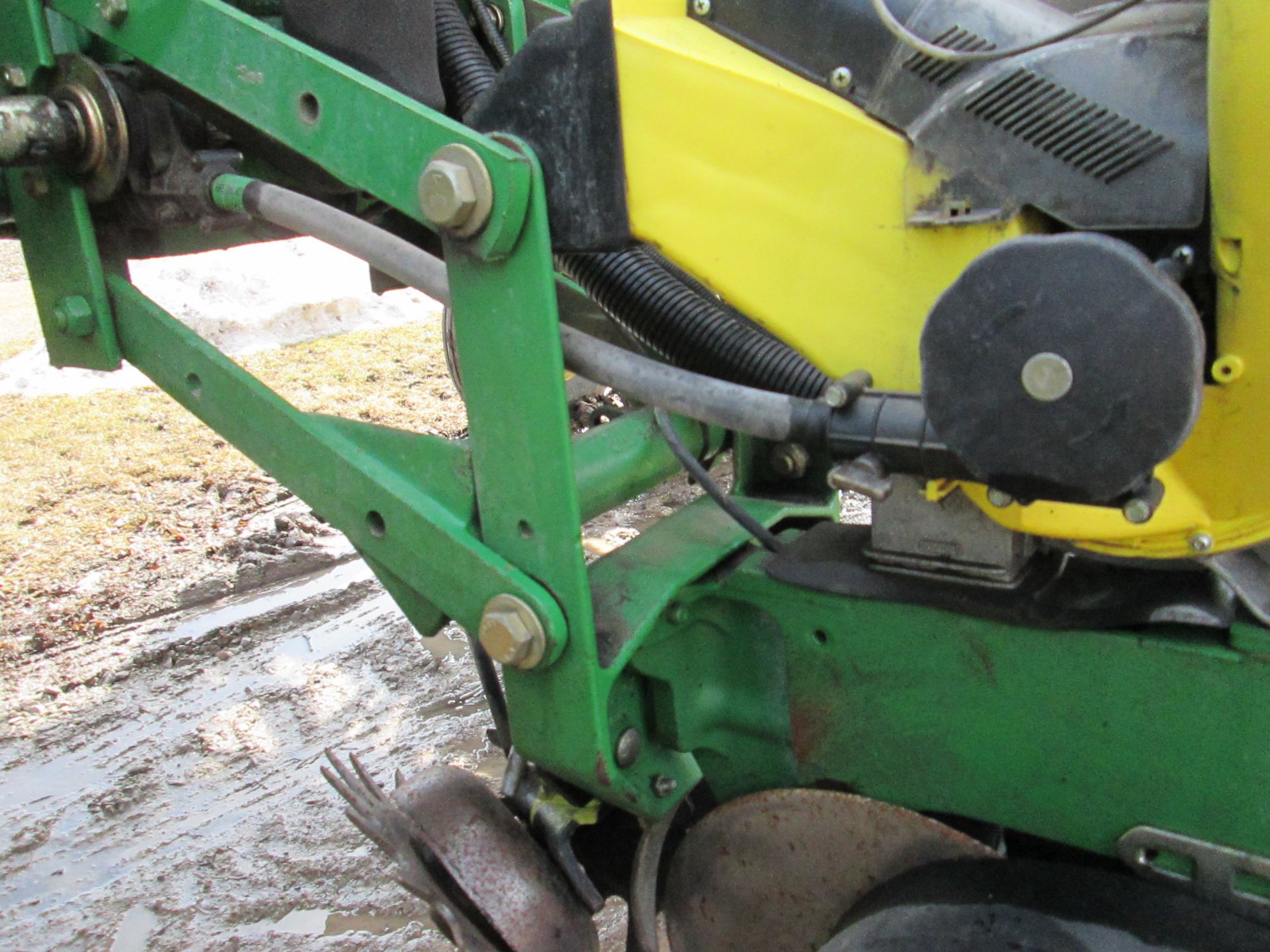 ’06 JD 1770 NT 16R30 PLANTER, CCS,HYDR DRIVE, TRASH WHIPPERS, AG LEADER SHUT OFFS, E-SETS - Image 8 of 16