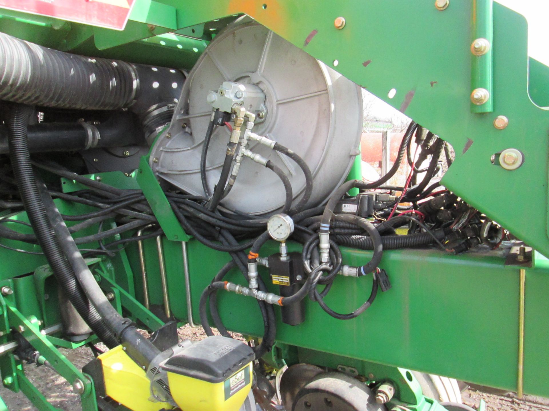 ’06 JD 1770 NT 16R30 PLANTER, CCS,HYDR DRIVE, TRASH WHIPPERS, AG LEADER SHUT OFFS, E-SETS - Image 13 of 16