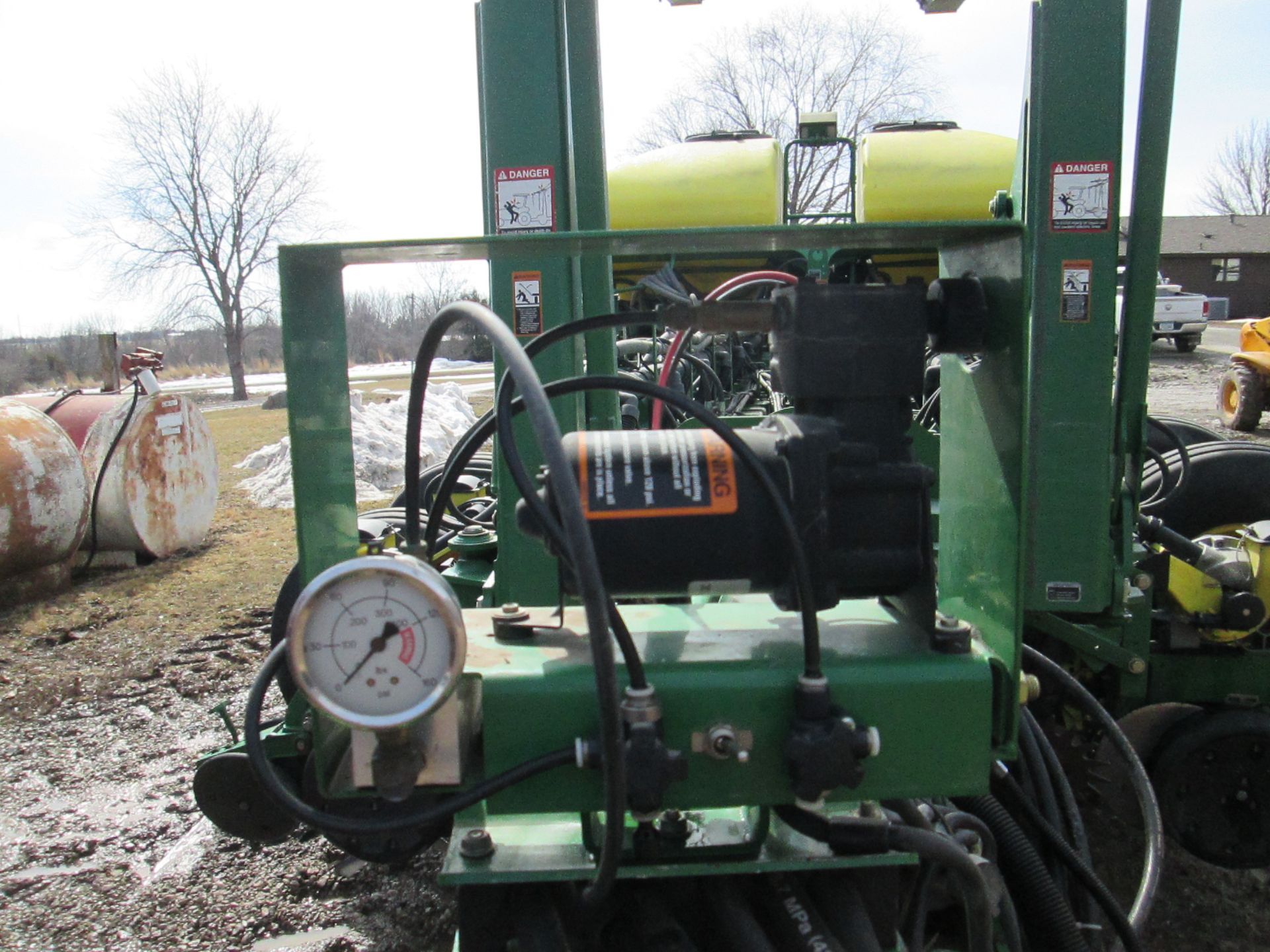 ’06 JD 1770 NT 16R30 PLANTER, CCS,HYDR DRIVE, TRASH WHIPPERS, AG LEADER SHUT OFFS, E-SETS - Image 11 of 16