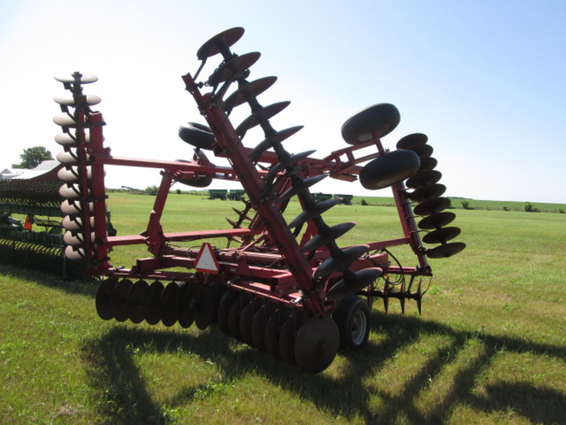 CASE IH 3900 27’ DISC; 9” SPACING - Image 3 of 8