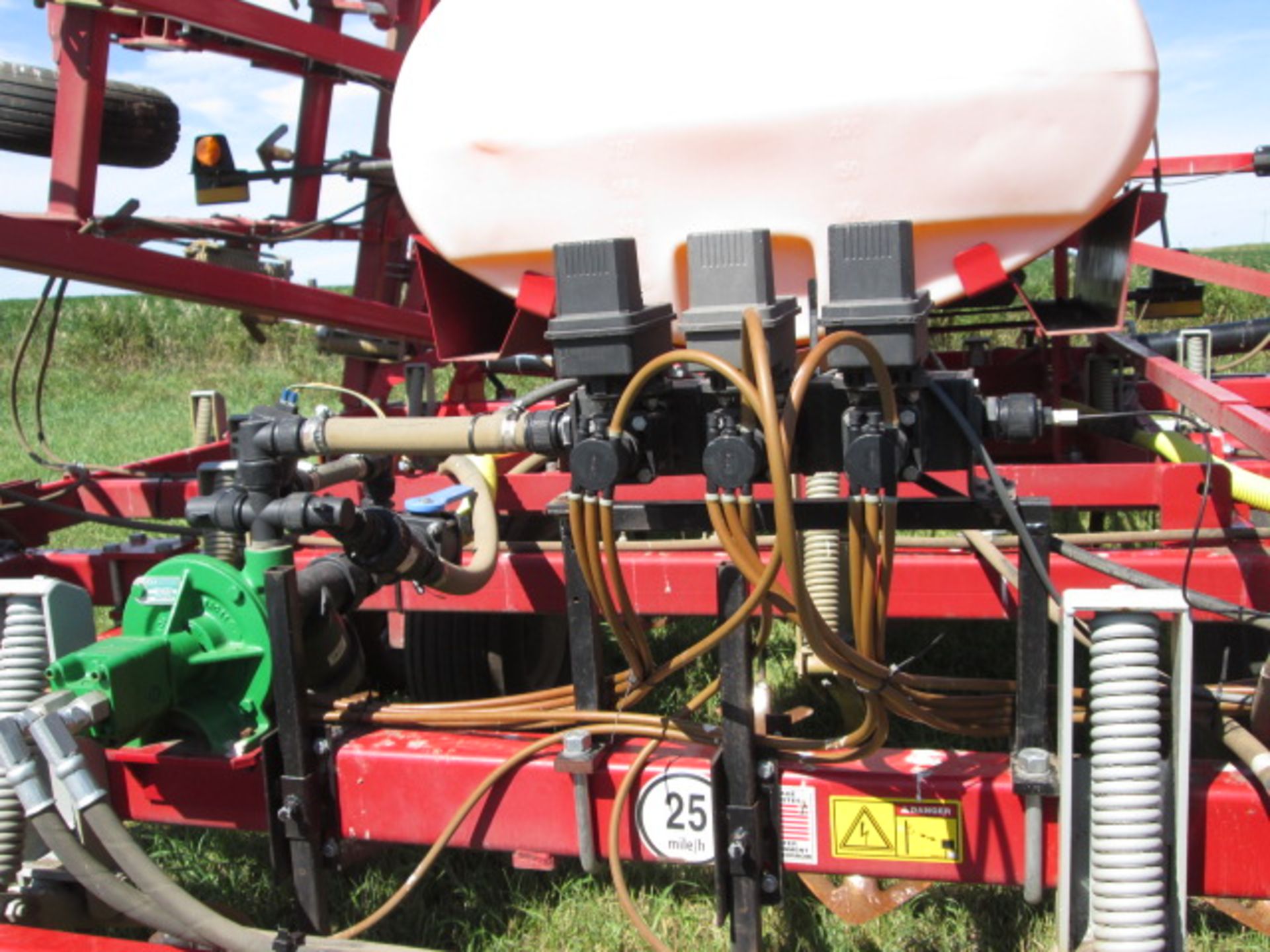 WILL-RICH QX2 30’ FIELD CULTIVATOR, 4 BAR HARROW, SPRAY TANK AND CONTROLS, HYDR DRIVE PUMP, LIKE NEW - Image 12 of 14