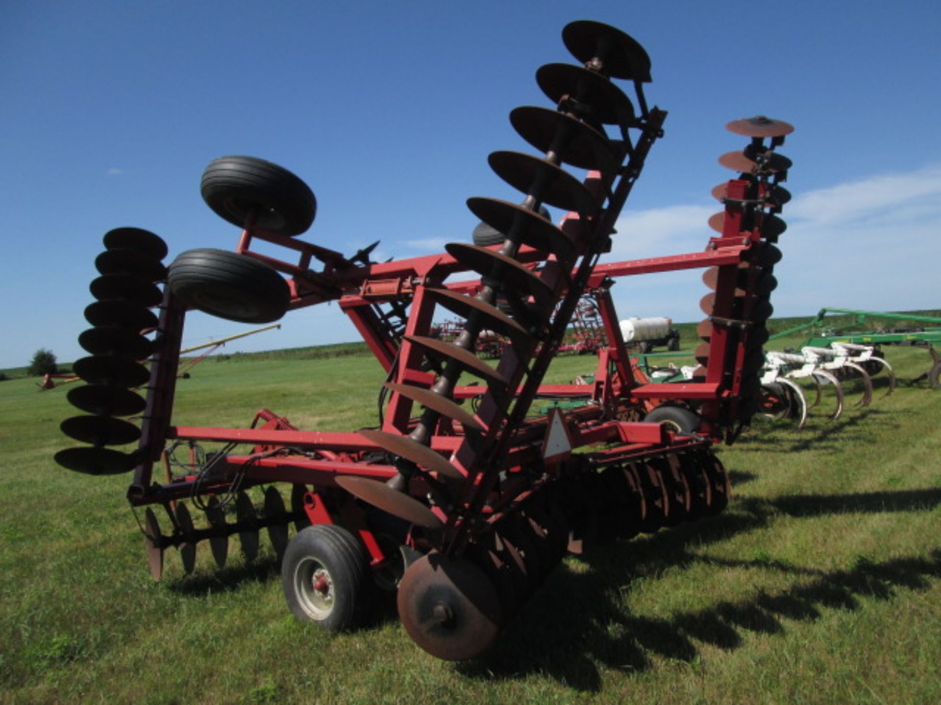 CASE IH 3900 27’ DISC; 9” SPACING - Image 4 of 8