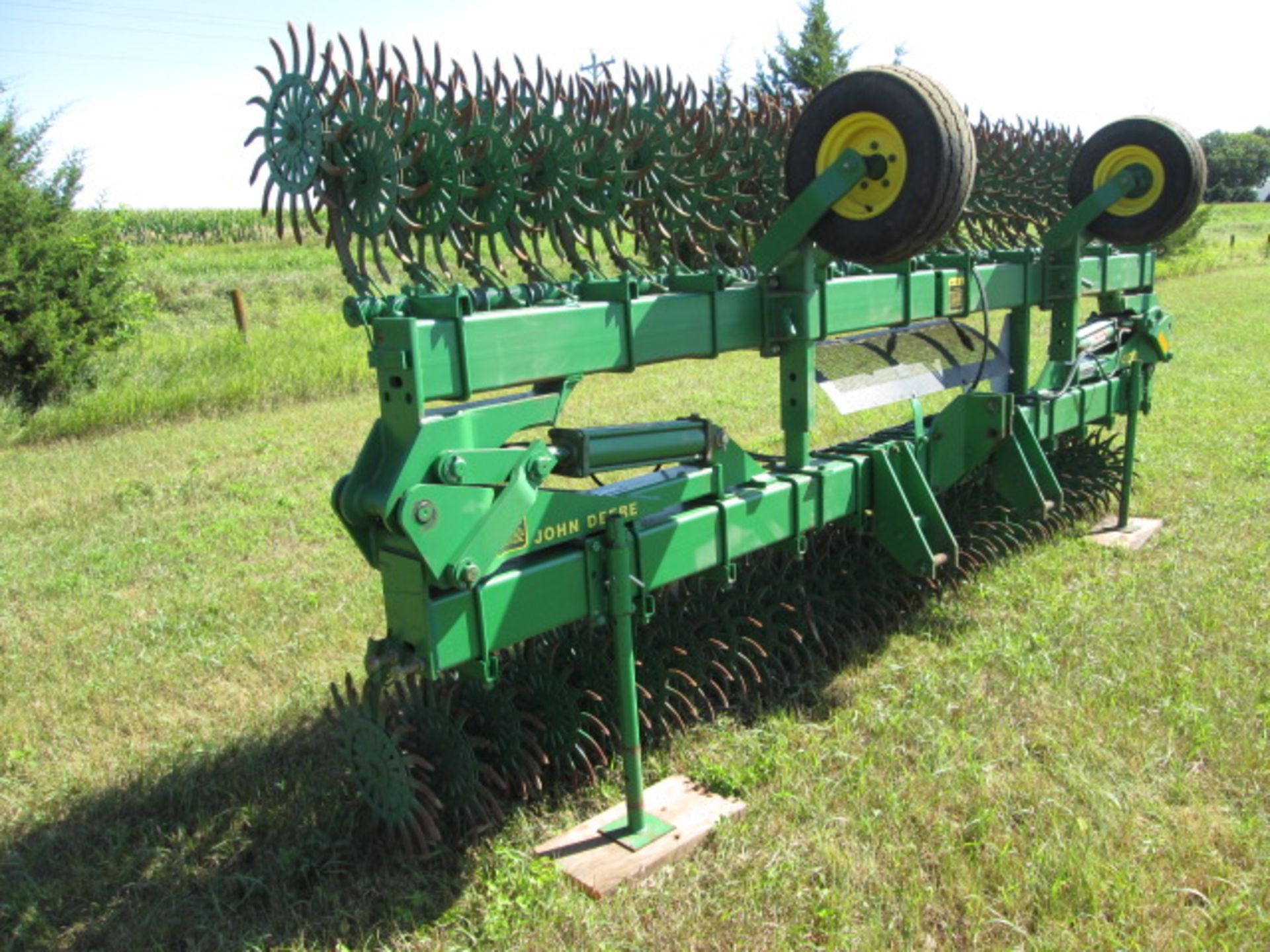 JD 430 FLAT FOLD ROTARY HOE; LIKE NEW - Image 2 of 8