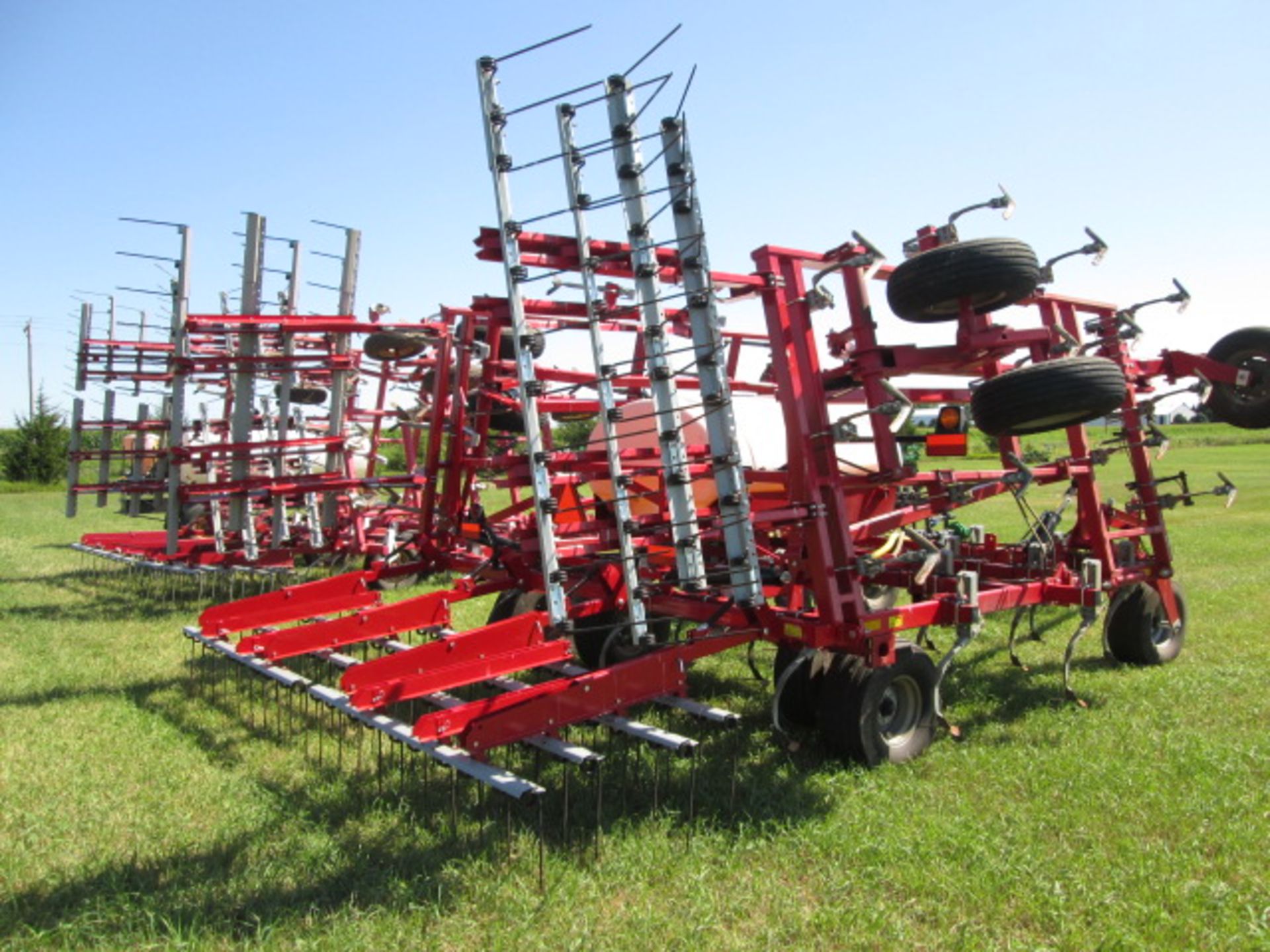 WILL-RICH QX2 30’ FIELD CULTIVATOR, 4 BAR HARROW, SPRAY TANK AND CONTROLS, HYDR DRIVE PUMP, LIKE NEW - Image 3 of 14