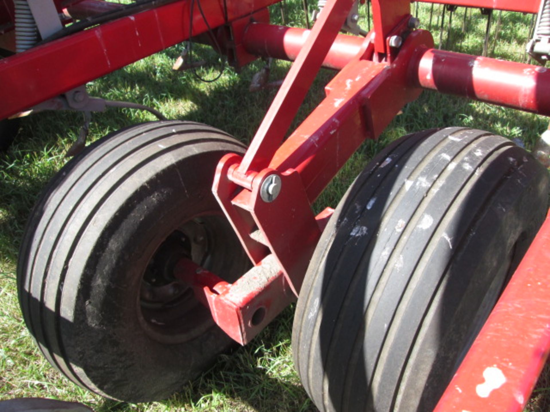 WILL-RICH QX2 30’ FIELD CULTIVATOR, 4 BAR HARROW, SPRAY TANK AND CONTROLS, HYDR DRIVE PUMP, LIKE NEW - Image 6 of 14