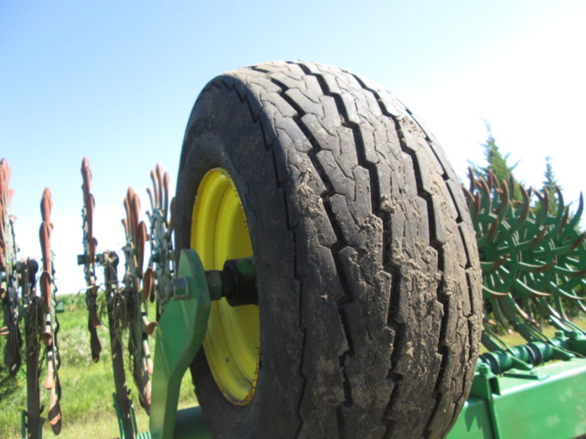 JD 430 FLAT FOLD ROTARY HOE; LIKE NEW - Image 7 of 8