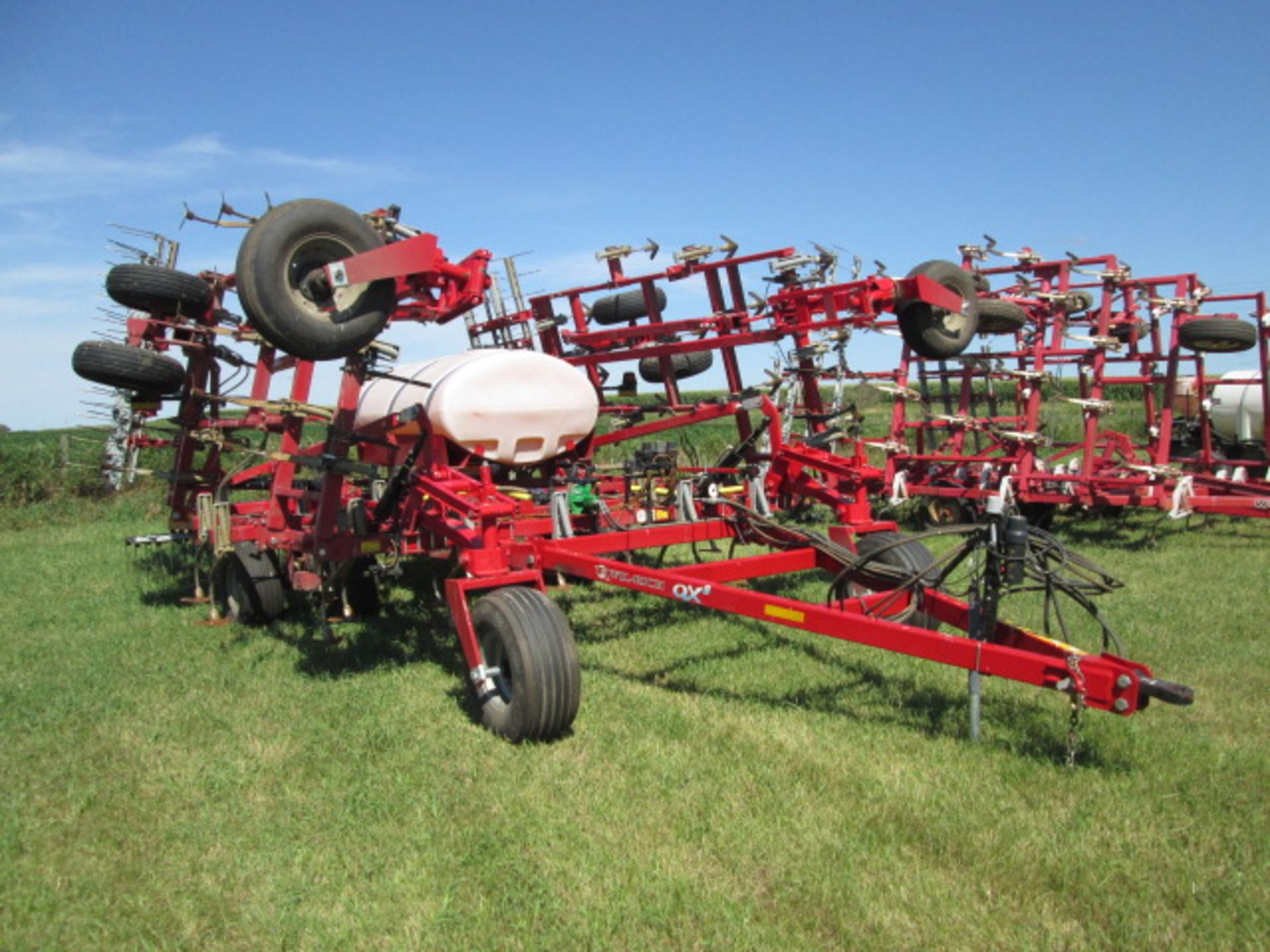 WILL-RICH QX2 30’ FIELD CULTIVATOR, 4 BAR HARROW, SPRAY TANK AND CONTROLS, HYDR DRIVE PUMP, LIKE NEW - Image 2 of 14