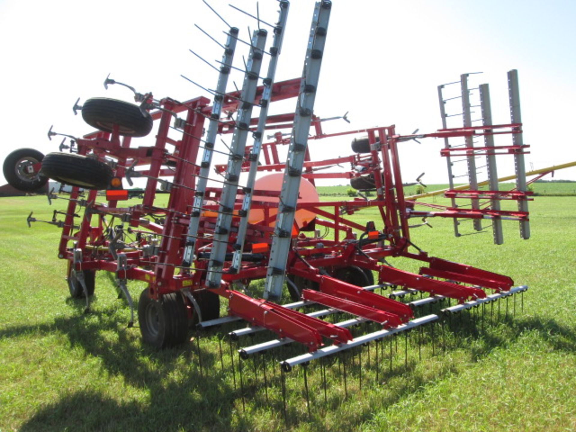 WILL-RICH QX2 30’ FIELD CULTIVATOR, 4 BAR HARROW, SPRAY TANK AND CONTROLS, HYDR DRIVE PUMP, LIKE NEW - Image 4 of 14