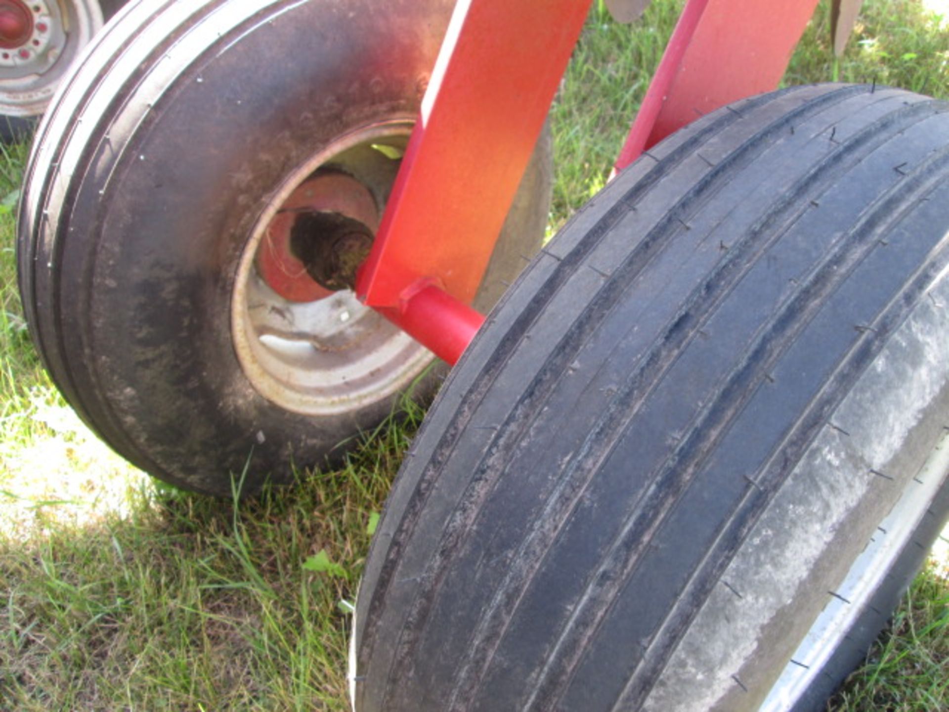 CASE IH 3900 27’ DISC; 9” SPACING - Image 8 of 8