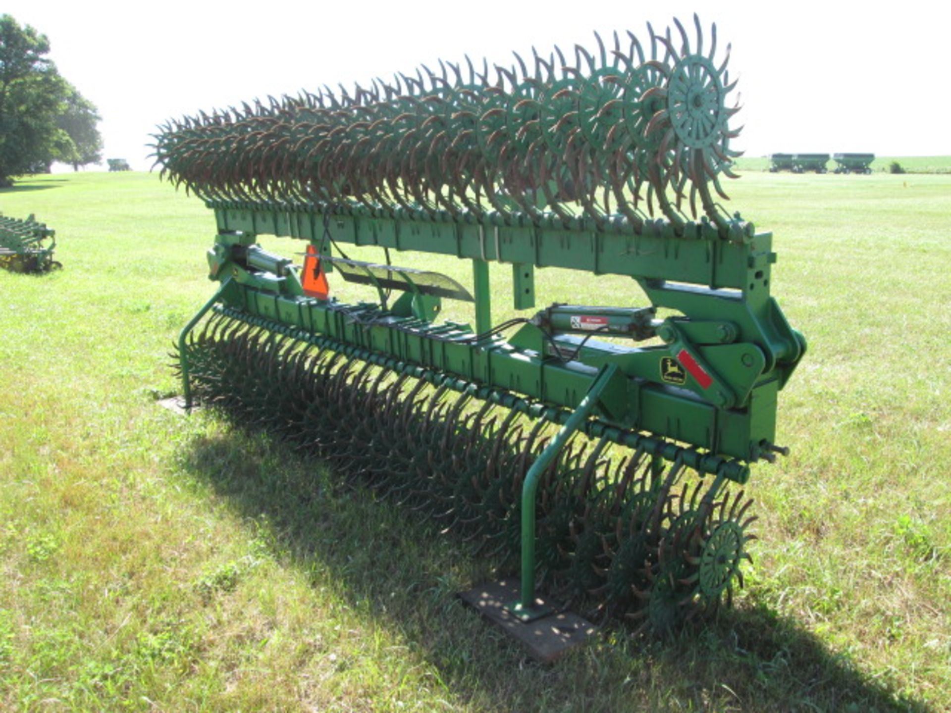 JD 430 FLAT FOLD ROTARY HOE; LIKE NEW - Image 3 of 8