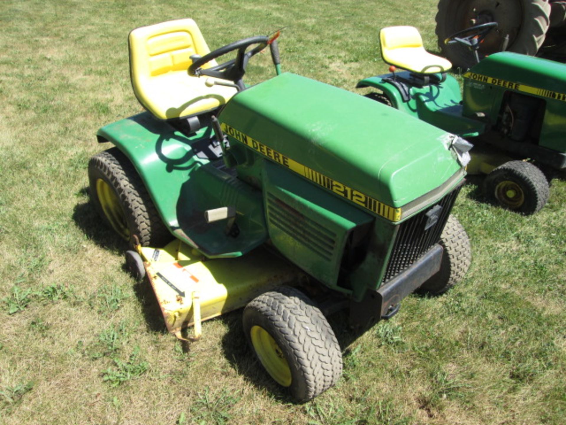 JD 212 LAWN TRACTOR SN- 096808M