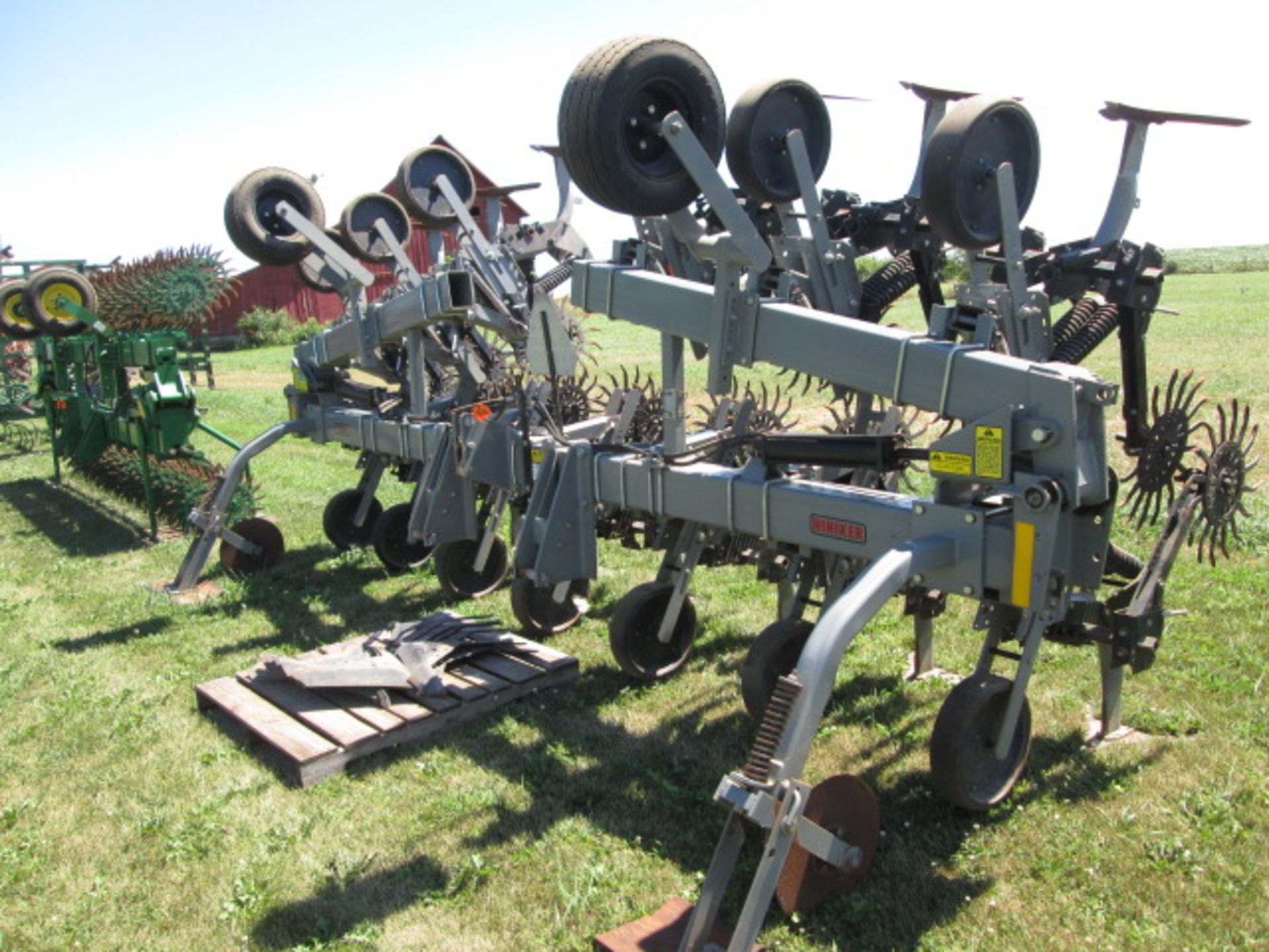 HINIKER 1000 12R30 CULTIVATOR, ROLLING SHIELDS, LIKE NEW - Image 2 of 10