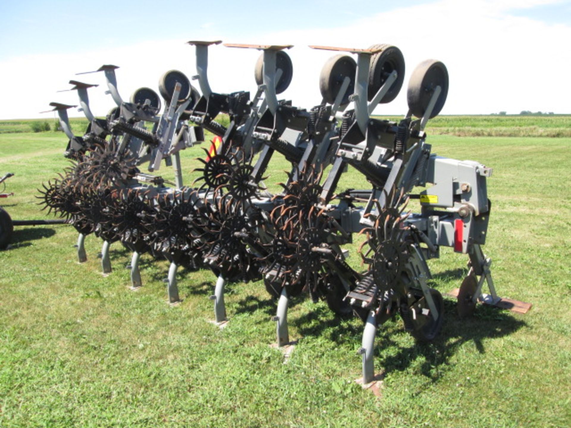 HINIKER 1000 12R30 CULTIVATOR, ROLLING SHIELDS, LIKE NEW - Image 3 of 10