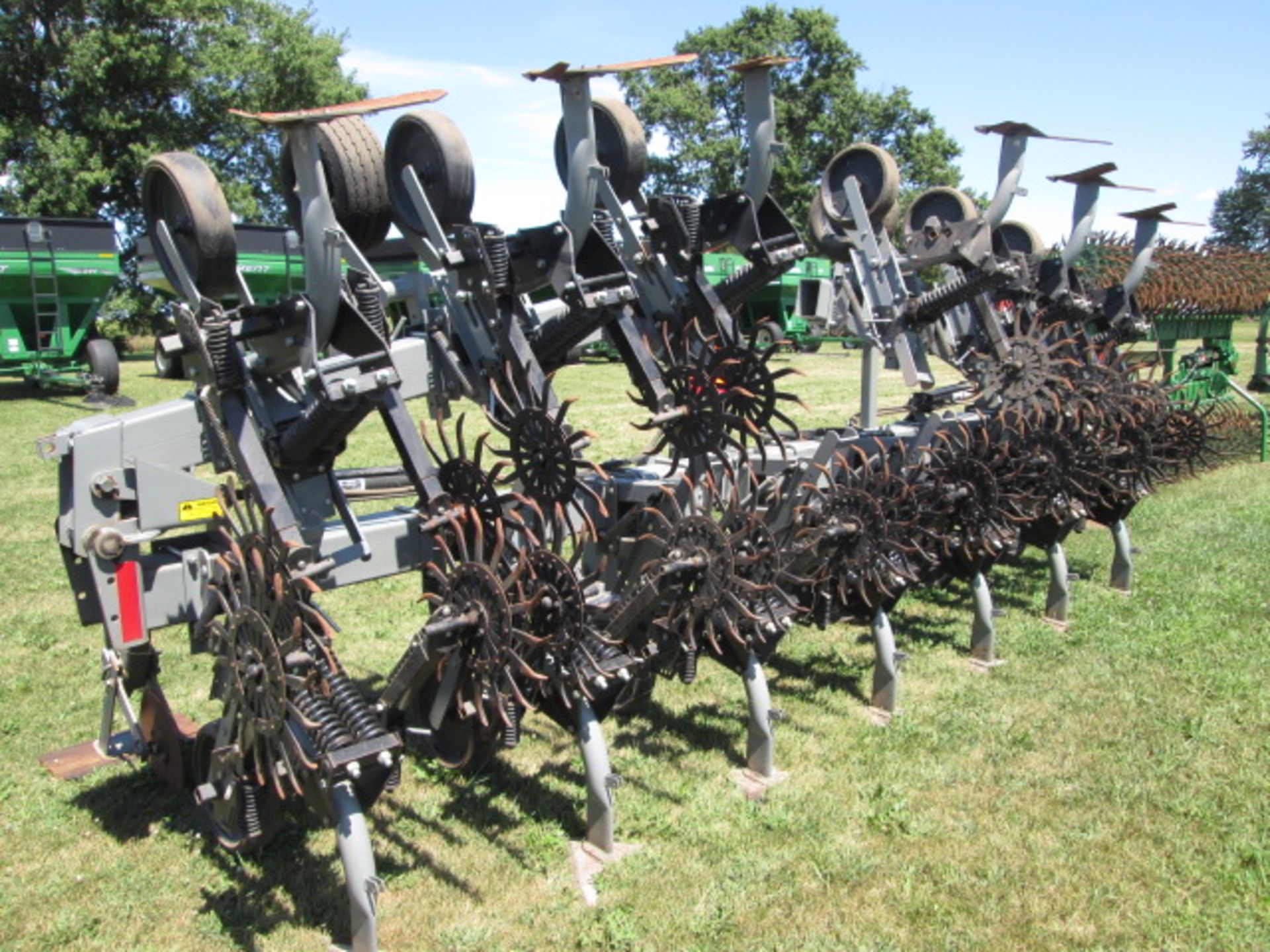 HINIKER 1000 12R30 CULTIVATOR, ROLLING SHIELDS, LIKE NEW - Image 5 of 10