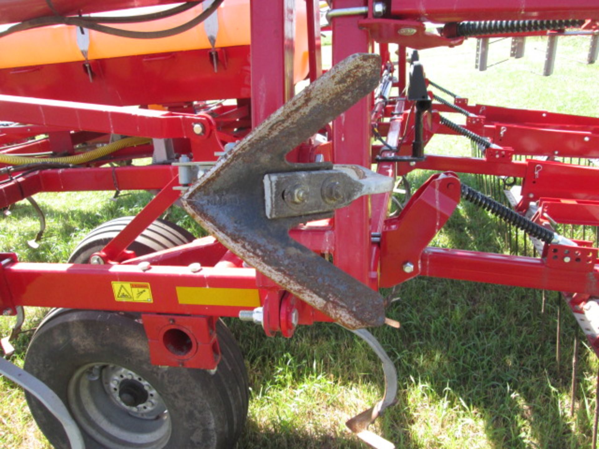 WILL-RICH QX2 30’ FIELD CULTIVATOR, 4 BAR HARROW, SPRAY TANK AND CONTROLS, HYDR DRIVE PUMP, LIKE NEW - Image 5 of 14