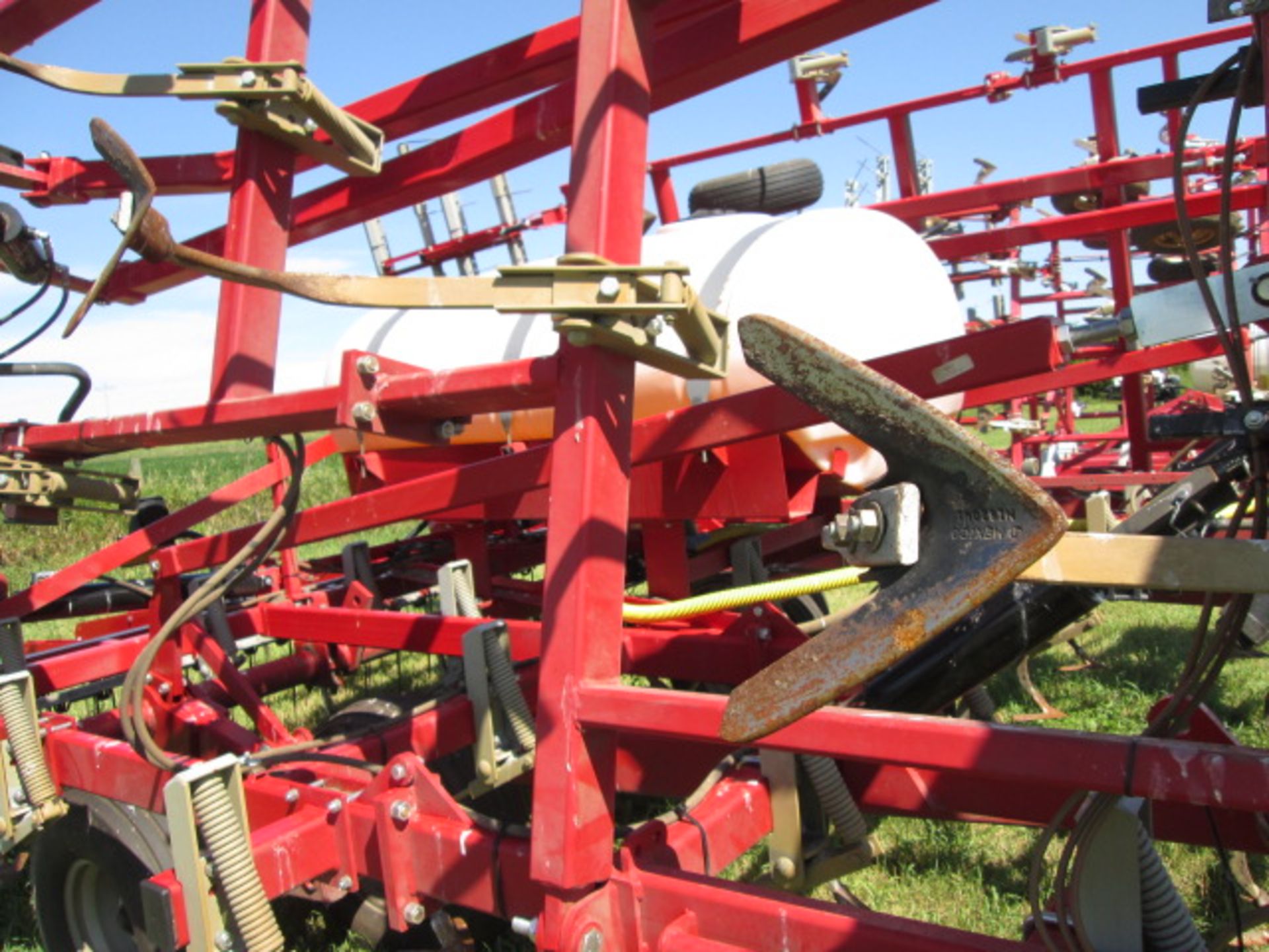 WILL-RICH QX2 30’ FIELD CULTIVATOR, 4 BAR HARROW, SPRAY TANK AND CONTROLS, HYDR DRIVE PUMP, LIKE NEW - Image 8 of 14